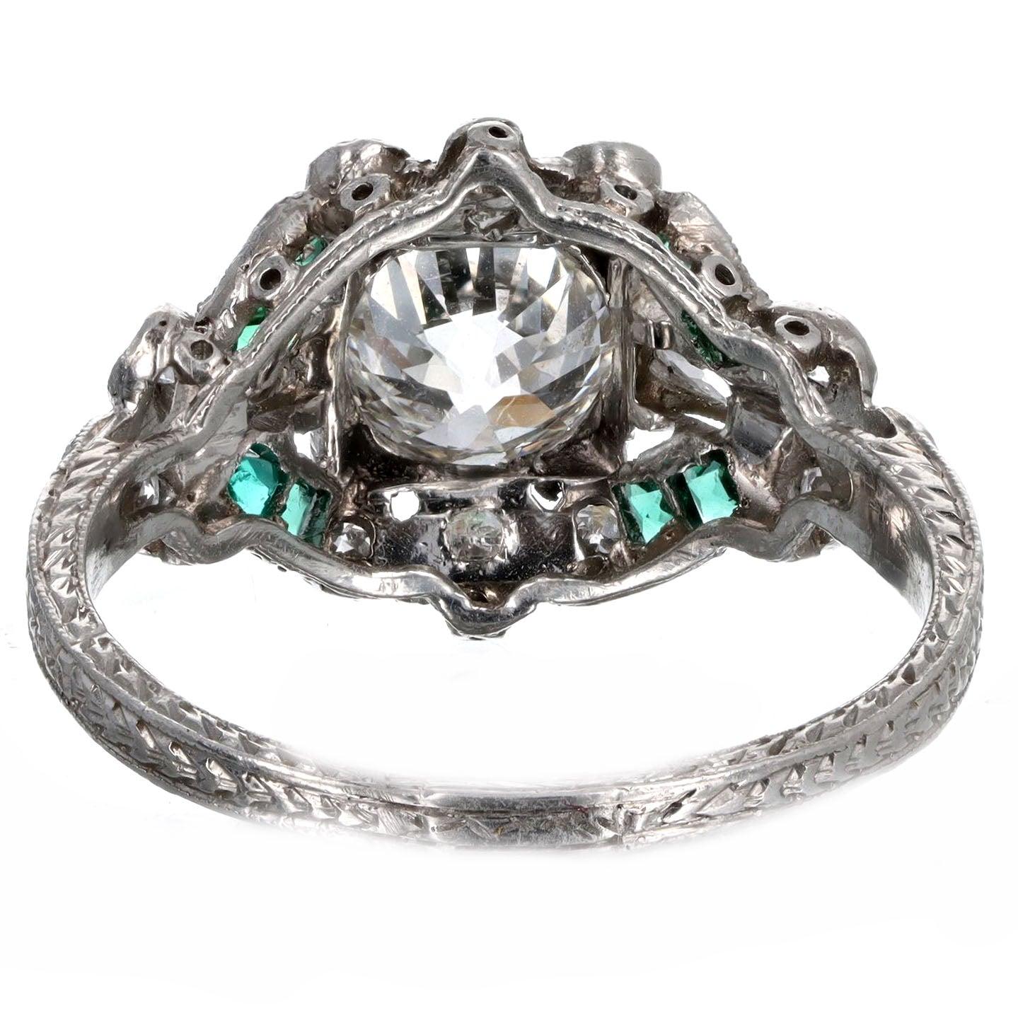Art Deco Platinring mit 0,90 Karat Diamant im alteuropäischen Schliff und natürlichem Smaragd im Zustand „Hervorragend“ im Angebot in Cape May, NJ