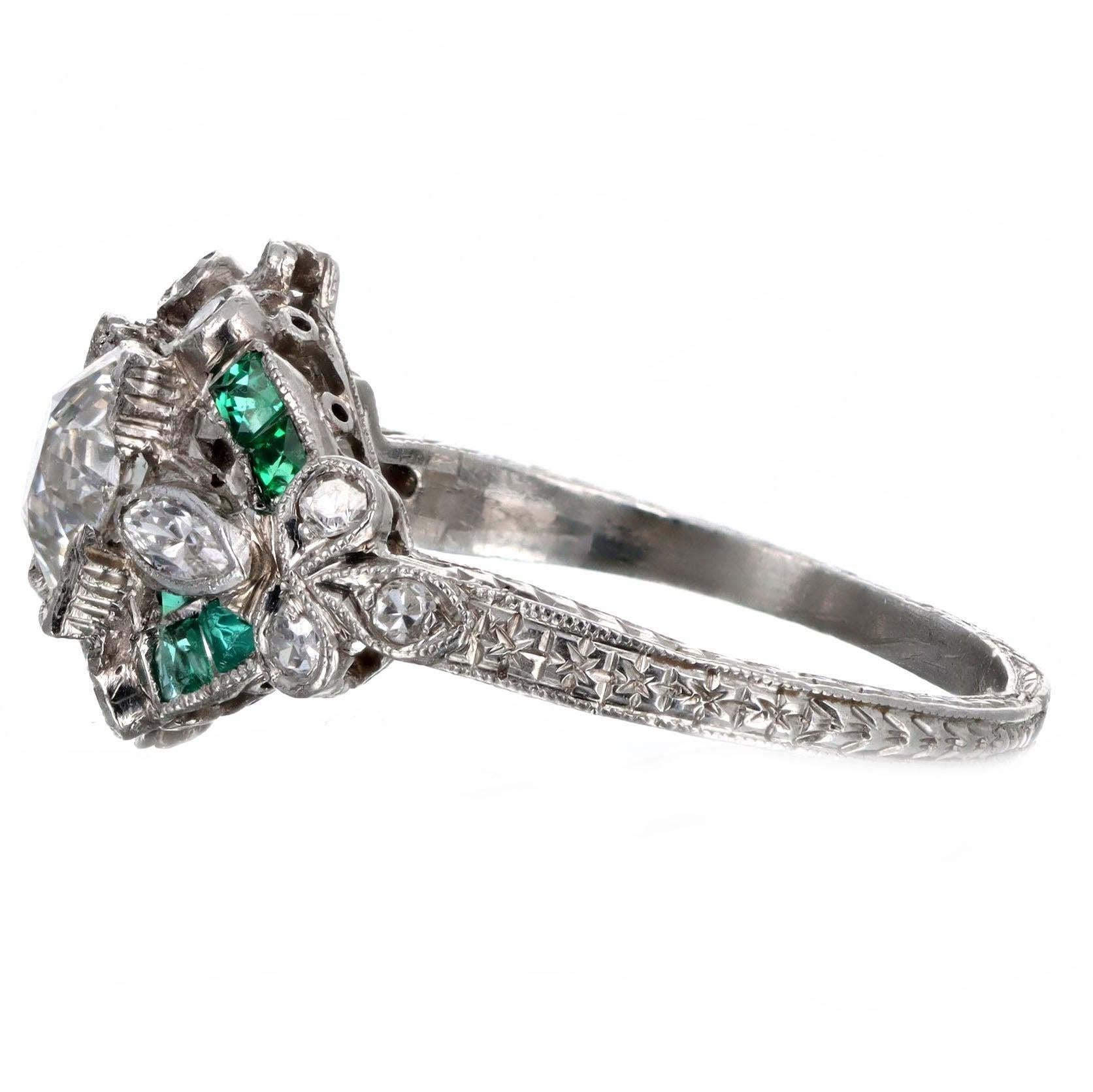 Art Deco Platinring mit 0,90 Karat Diamant im alteuropäischen Schliff und natürlichem Smaragd Damen im Angebot