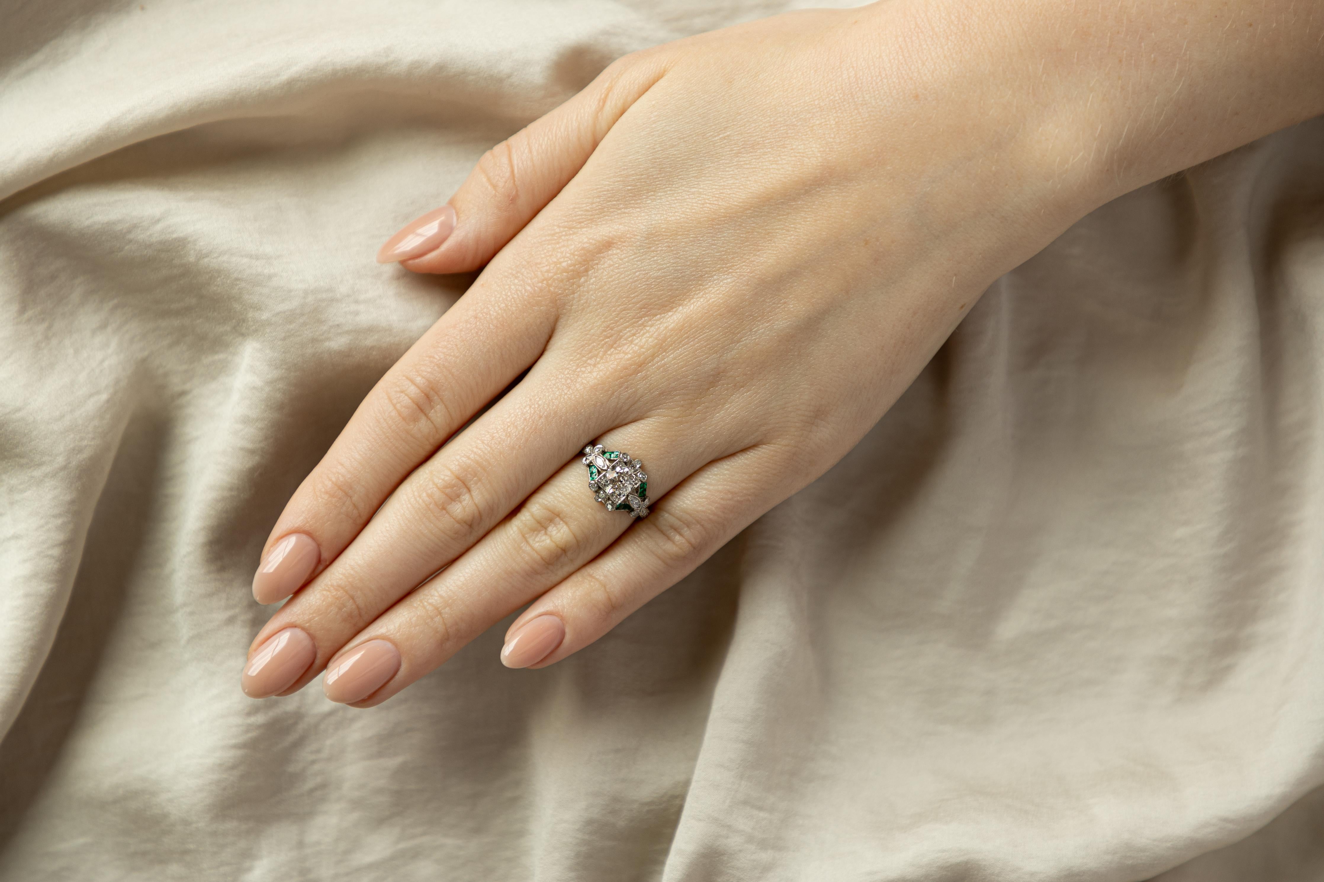 Art Deco Platinring mit 0,90 Karat Diamant im alteuropäischen Schliff und natürlichem Smaragd im Angebot 1
