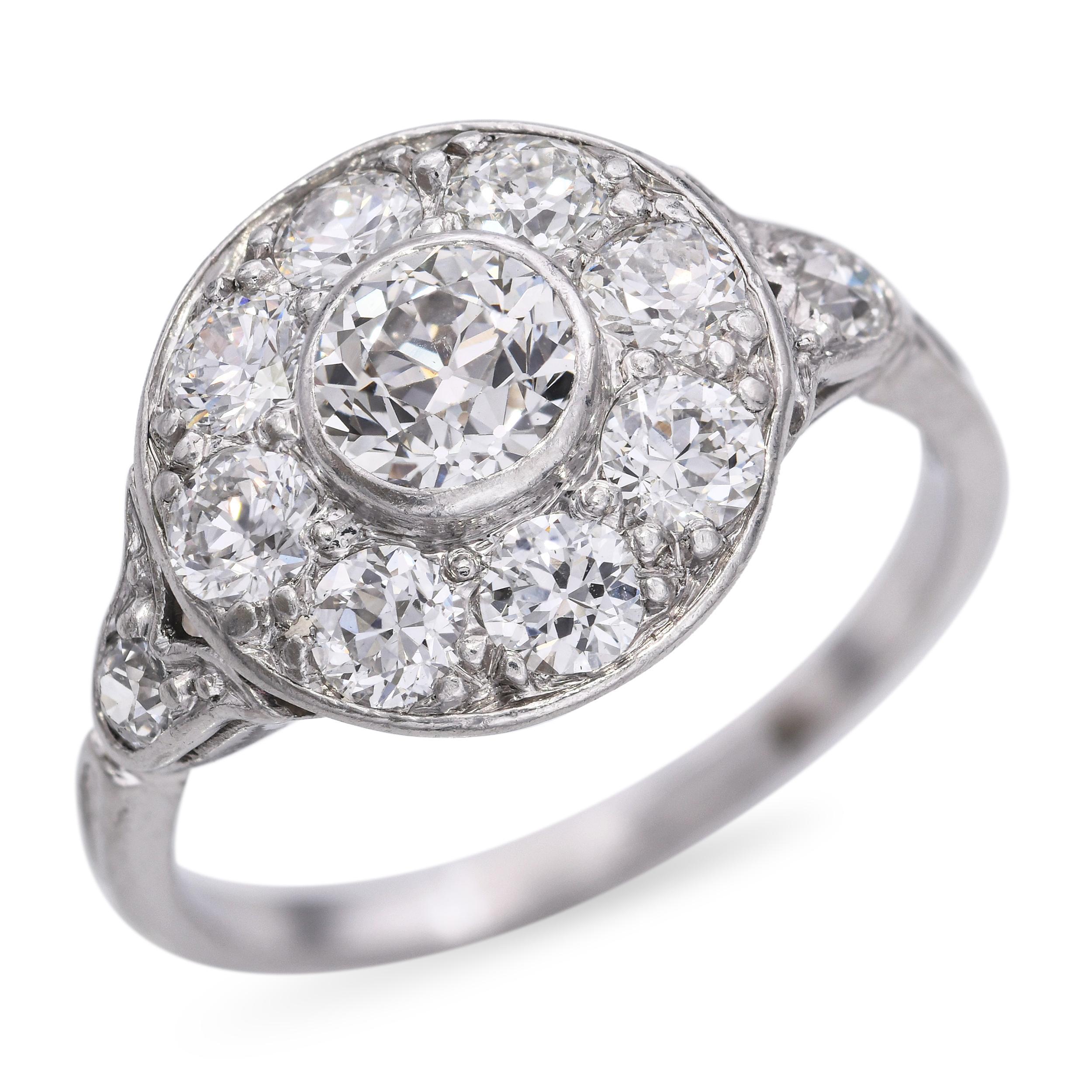 Anello aureola in platino Art Deco con circa 0,95tcw di scintillanti diamanti di purezza SI1 e colore I. La pietra centrale è circondata da un brillante alone di diamanti più piccoli, che ne esalta l'impatto visivo e crea una silhouette elegante e