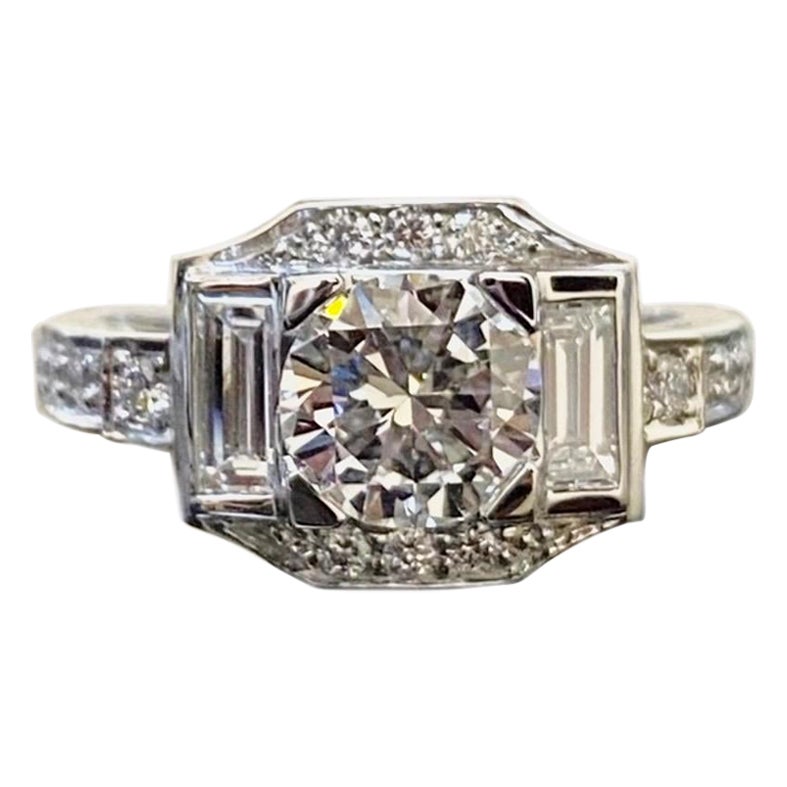 DeKara Designs Collection

Métal- 90% Platine, 10% Iridium.

Pierres- Diamant rond certifié EGL USA, diamant rond de couleur D, clarté VS1, 1,03 carat, 2 diamants baguette, 14 diamants ronds, couleur F-G, clarté VS1-VS2, 0,62 carat.  1.65 Total