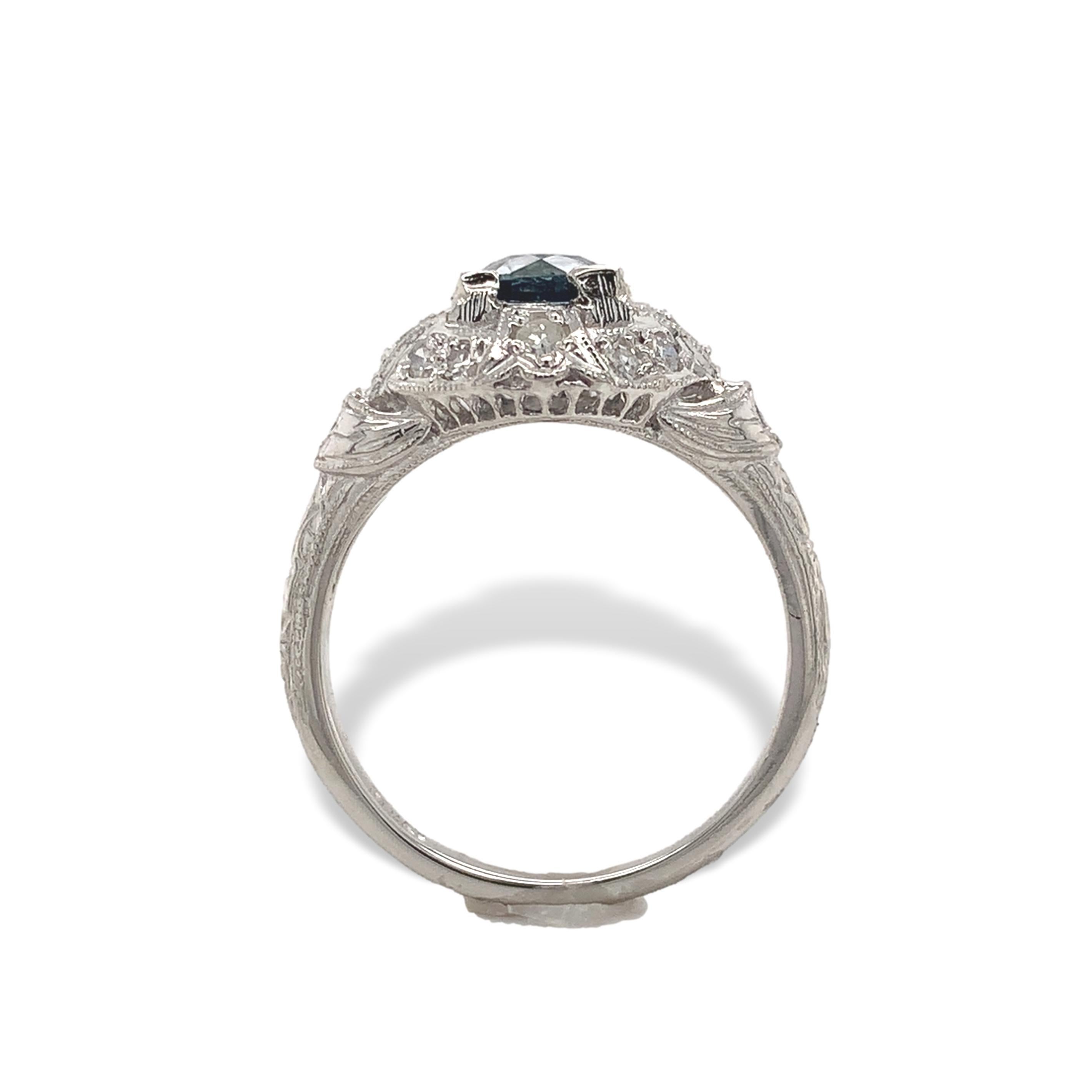 Bague Art déco en platine avec saphir bleu et diamant. La bague est ornée d'un véritable saphir bleu à taille ronde et brillante, extrait de la terre. Il mesure environ 5,5 mm et pèse 1,04 carats. Le saphir est de couleur bleu marine. Il y a environ