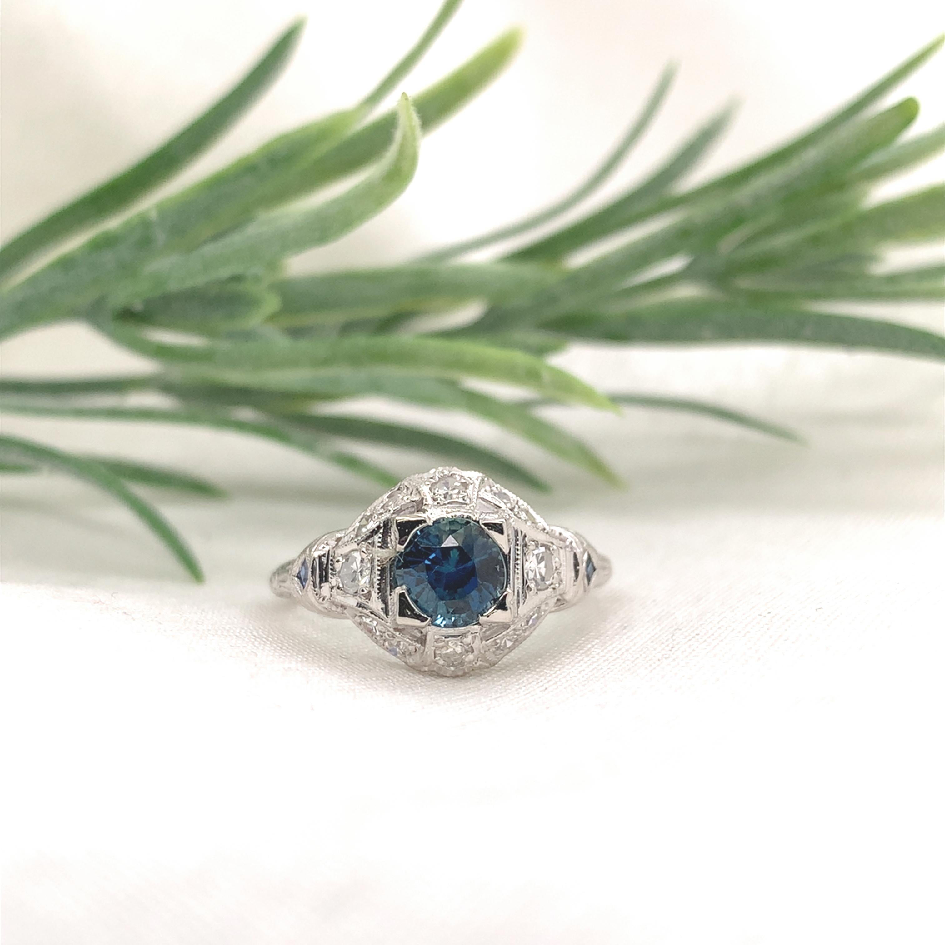Bague filigrane Art déco avec saphir de 1,04 carat et diamants en vente 1
