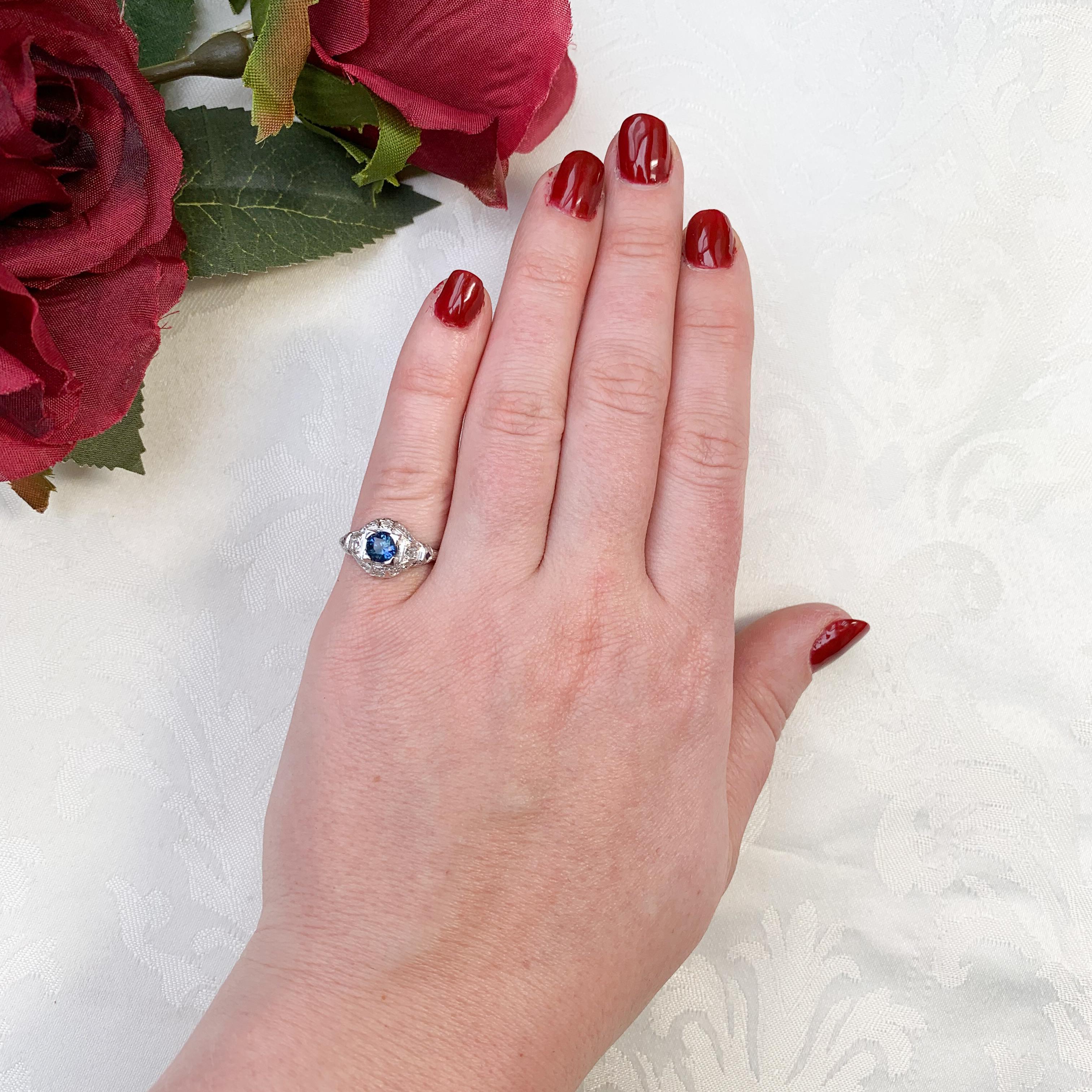 Bague filigrane Art déco avec saphir de 1,04 carat et diamants en vente 2