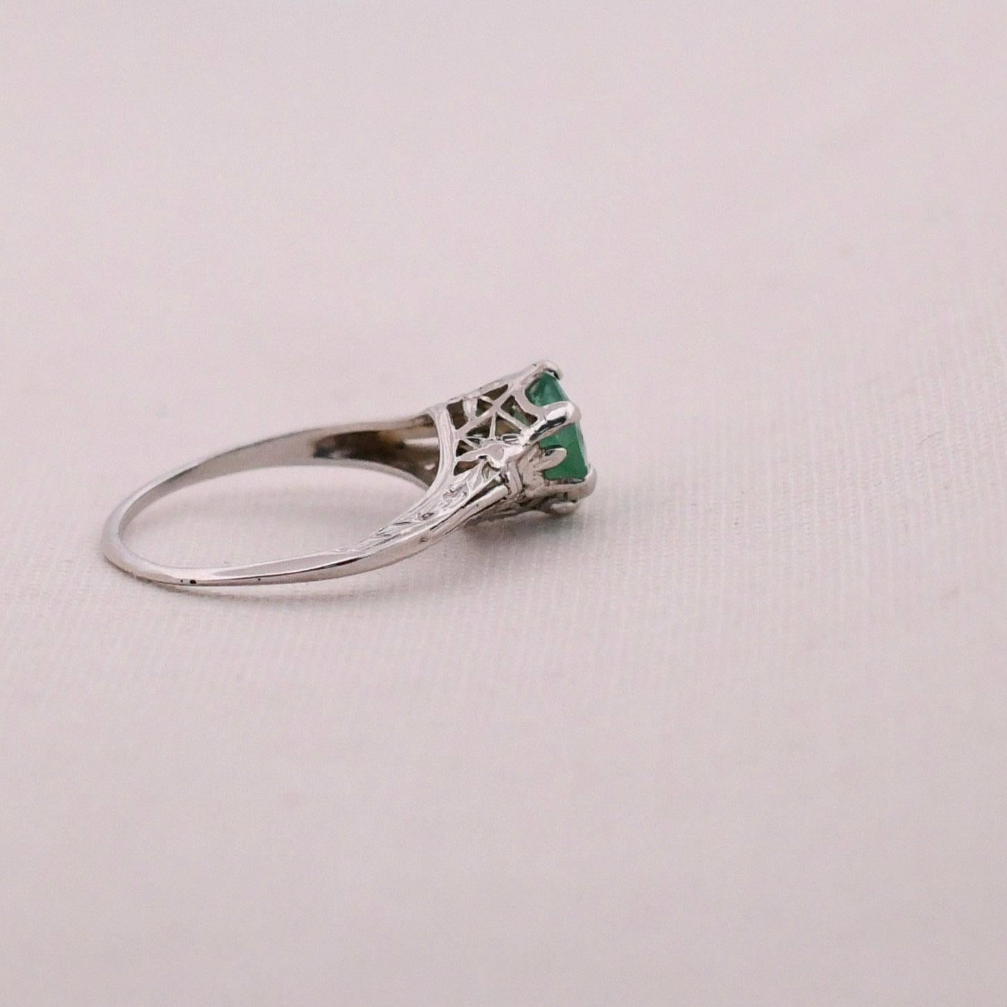 Art Deco Platinum 1.12 Carat Natural Emerald Solitaire Filigree Engagement Ring  In Good Condition In Addison, TX