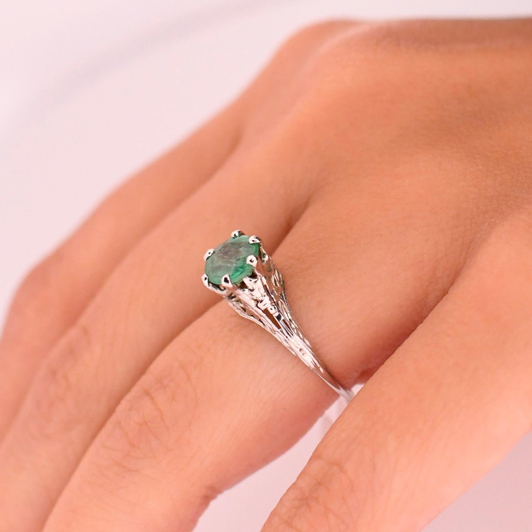 Art Deco Platinum 1.12 Carat Natural Emerald Solitaire Filigree Engagement Ring  3