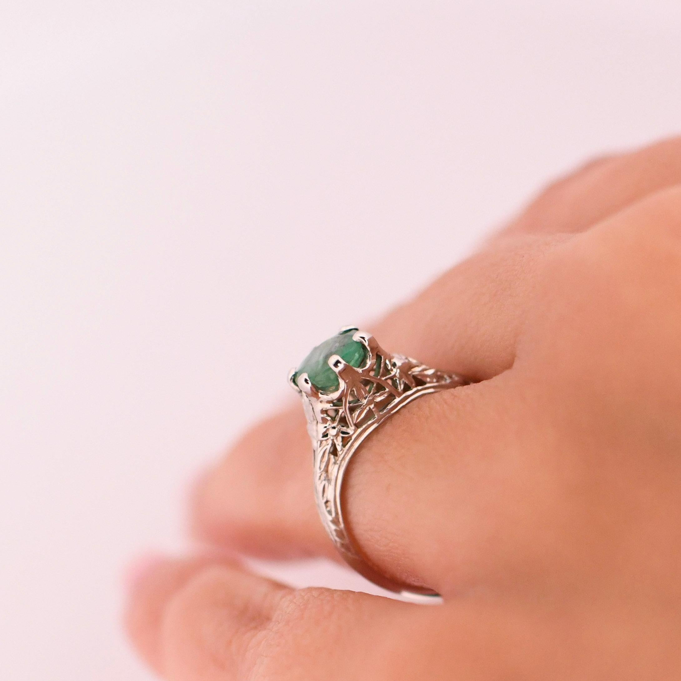 Art Deco Platinum 1.12 Carat Natural Emerald Solitaire Filigree Engagement Ring  4
