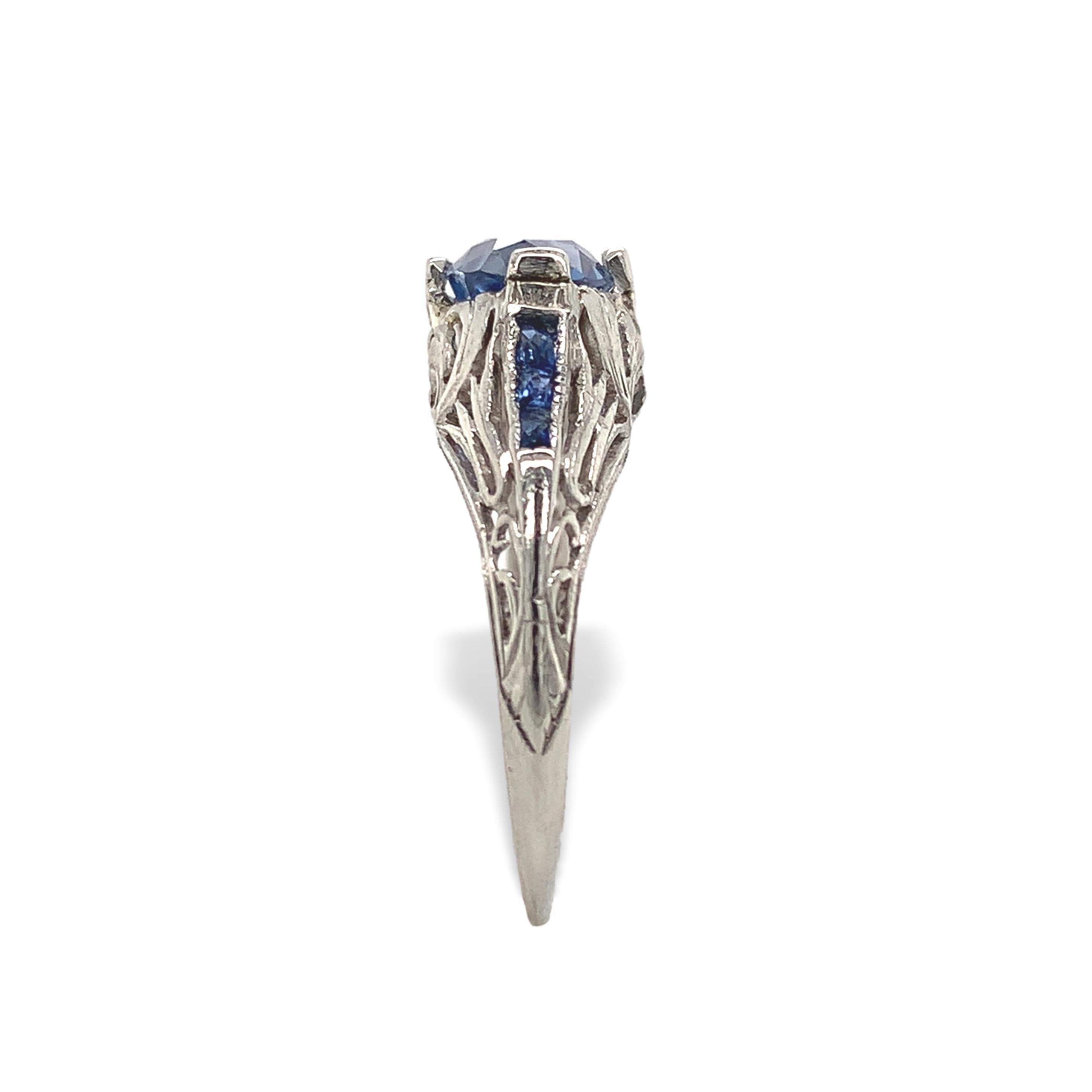 Bague filigrane en saphir bleu en platine Art déco. La bague est ornée d'un saphir bleu ovale authentique extrait de la terre. Il mesure  6,48 mm x 5,41 mm et pèse 1,22 carats. Le saphir est d'un bleu pastel plus clair. Le saphir a un rapport de