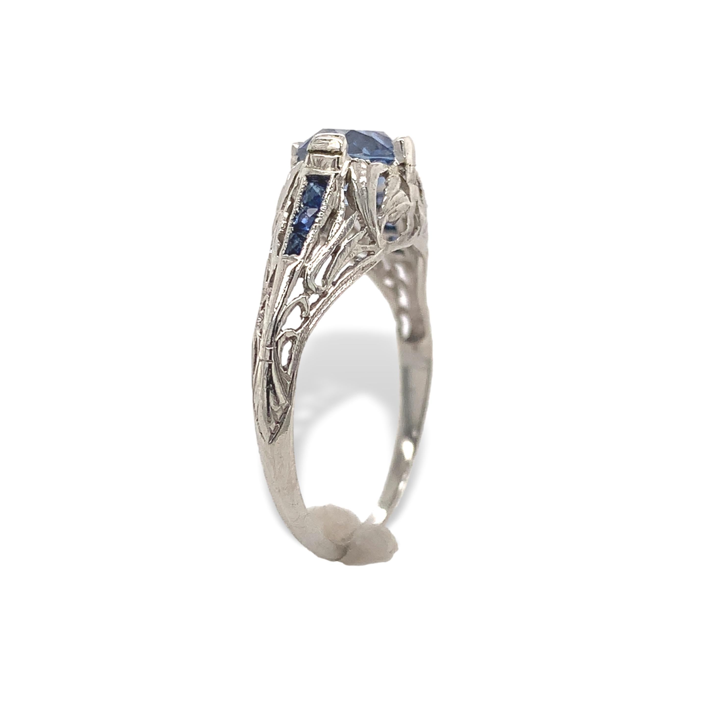 Taille ovale Bague filigrane Art déco en platine saphir 1,22 carat, taille 5, sans rapport de chaleur en vente