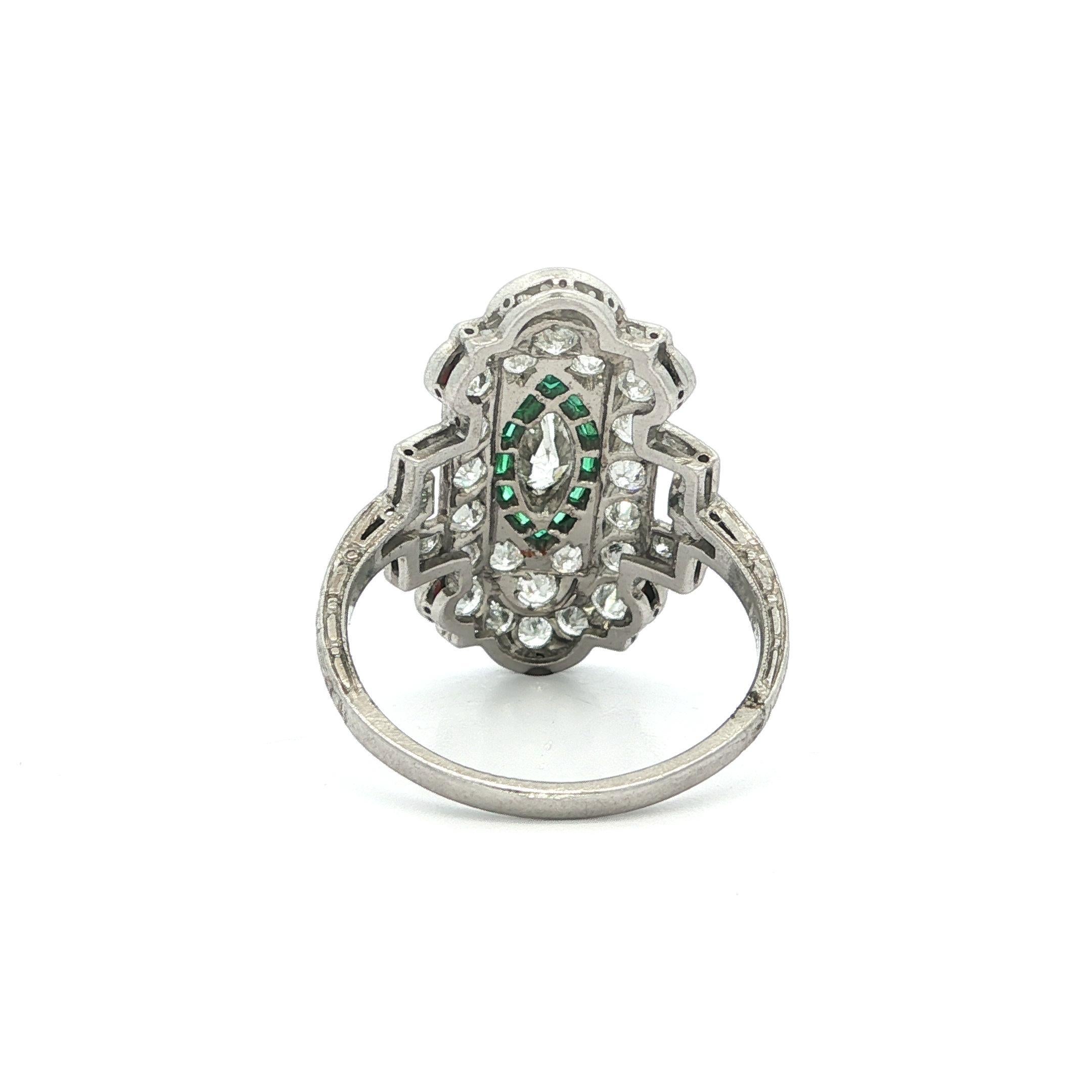 Anello da cena a scudo in platino Art Deco con diamante da 1,25 carati e pietre verdi, unico nel suo genere in vendita 4