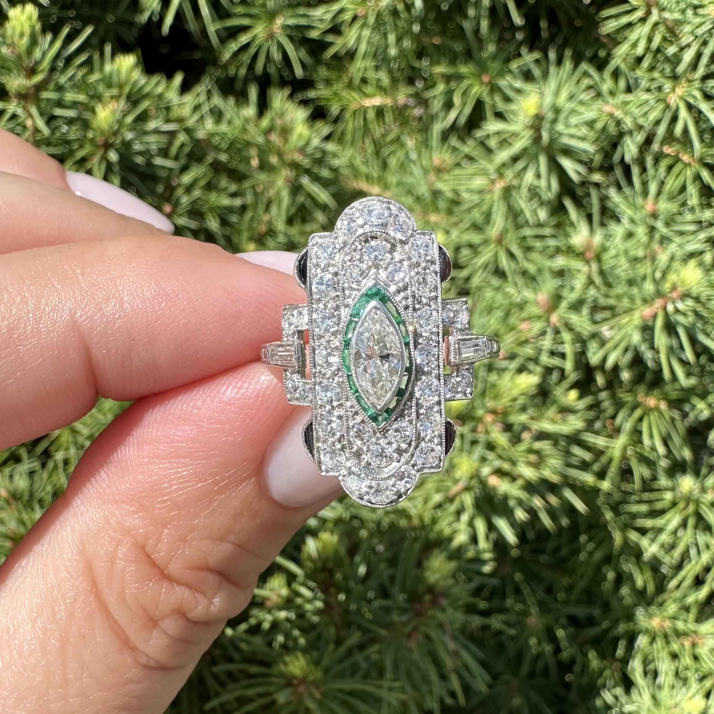 Anello da cena a scudo in platino Art Deco con diamante da 1,25 carati e pietre verdi, unico nel suo genere in vendita 5