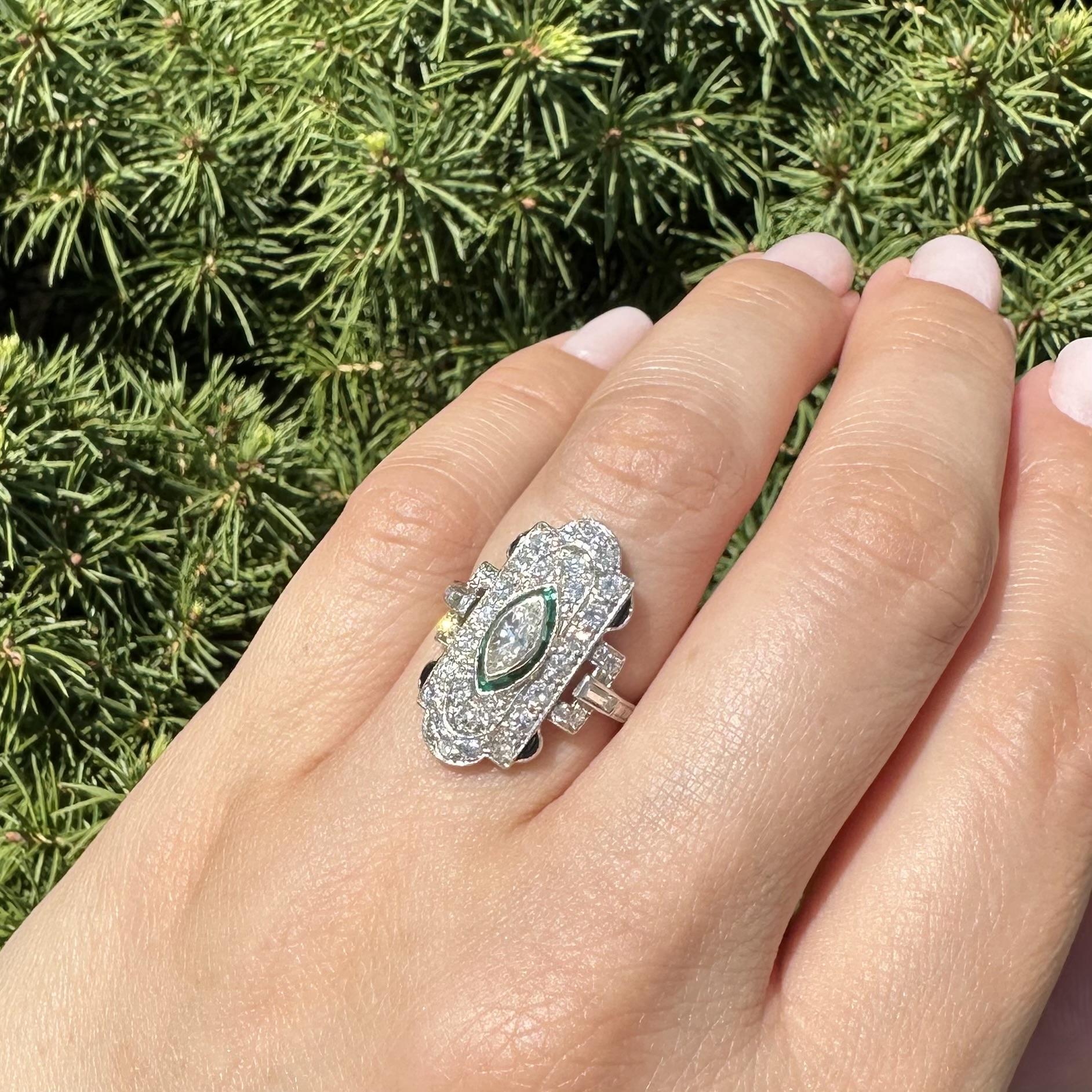 Anello da cena a scudo in platino Art Deco con diamante da 1,25 carati e pietre verdi, unico nel suo genere in vendita 6