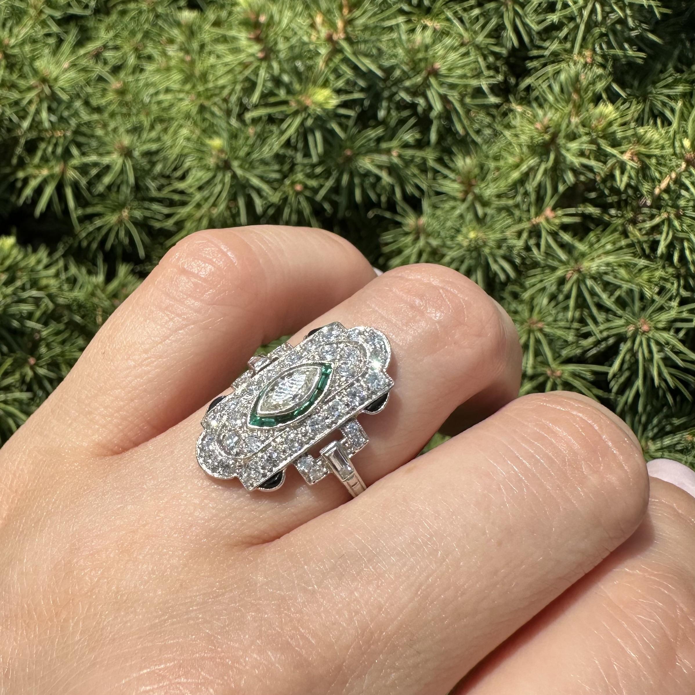 Anello da cena a scudo in platino Art Deco con diamante da 1,25 carati e pietre verdi, unico nel suo genere in vendita 7