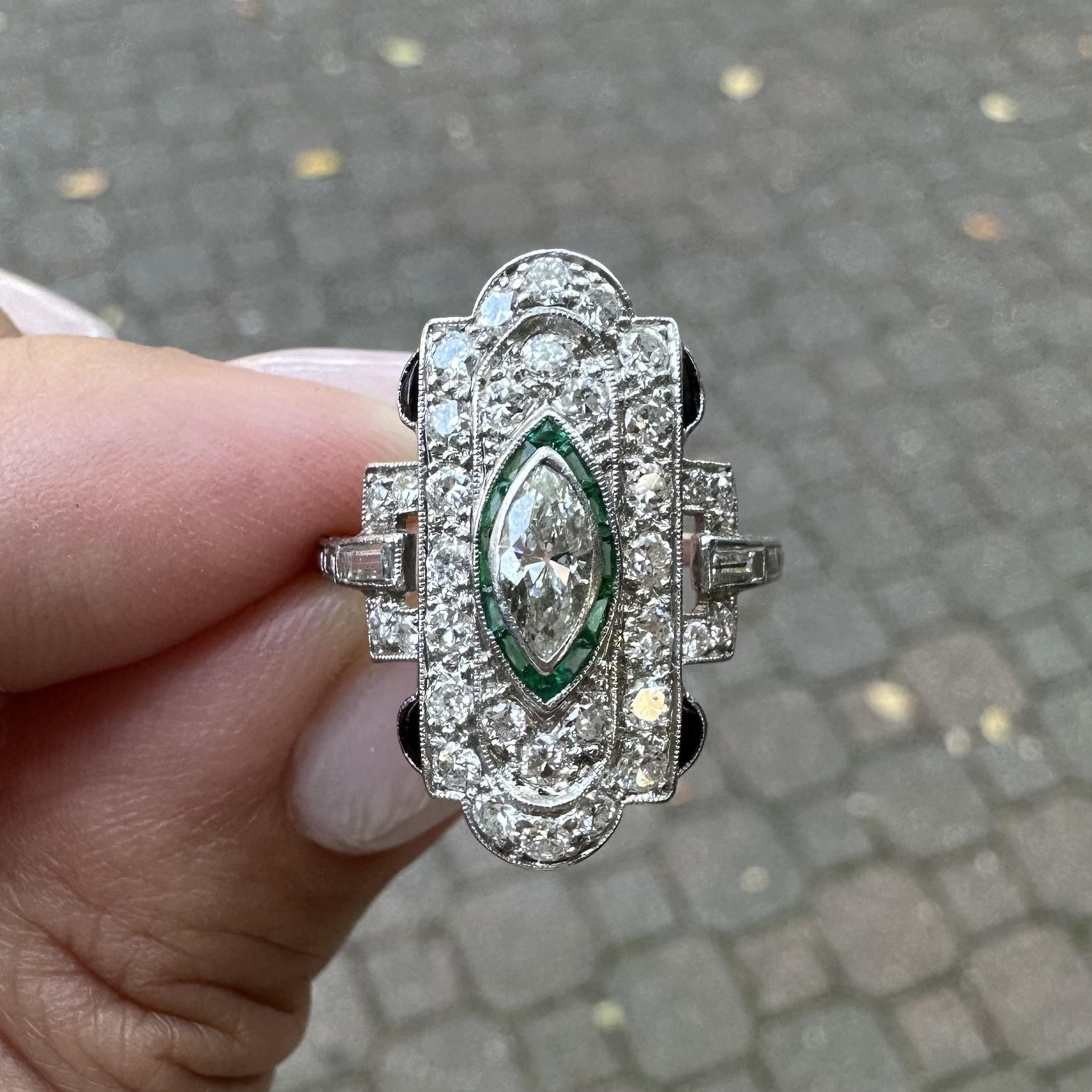 Anello da cena a scudo in platino Art Deco con diamante da 1,25 carati e pietre verdi, unico nel suo genere in vendita 8