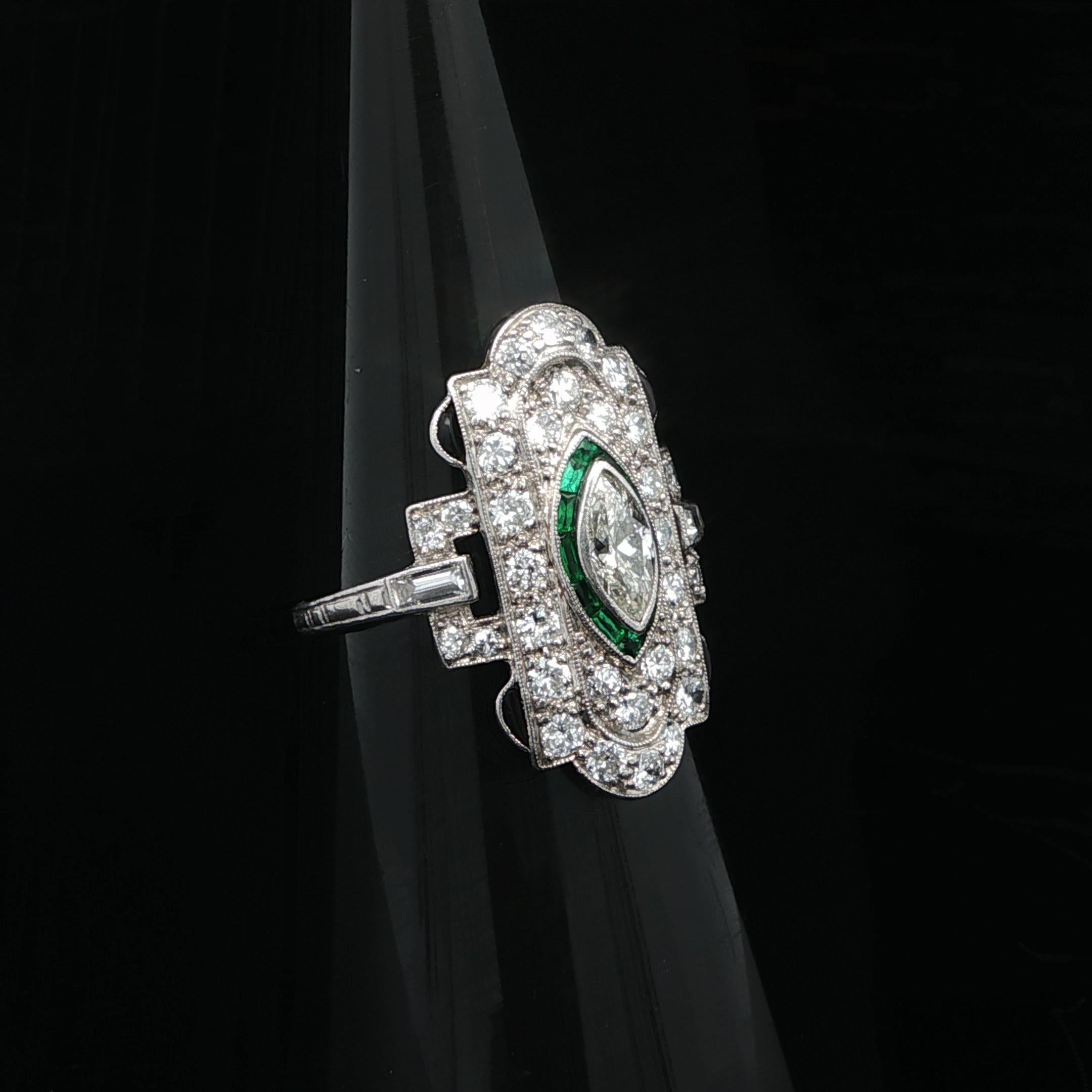 Anello da cena a scudo in platino Art Deco con diamante da 1,25 carati e pietre verdi, unico nel suo genere in vendita 10