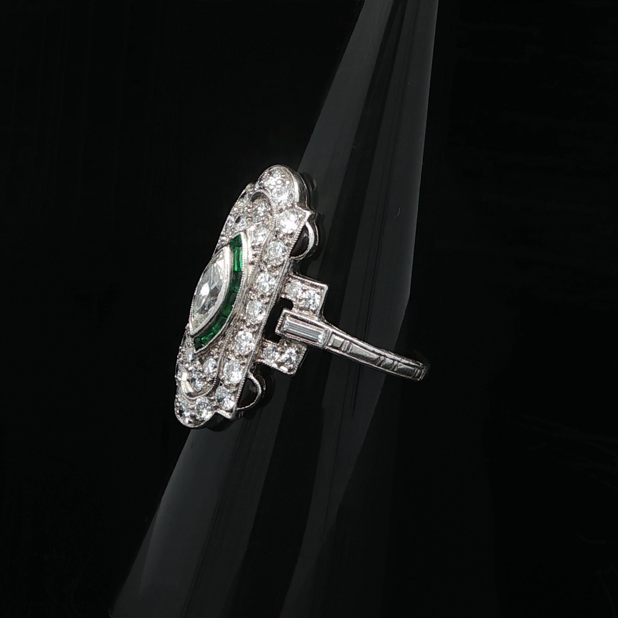 Art Déco Anello da cena a scudo in platino Art Deco con diamante da 1,25 carati e pietre verdi, unico nel suo genere in vendita