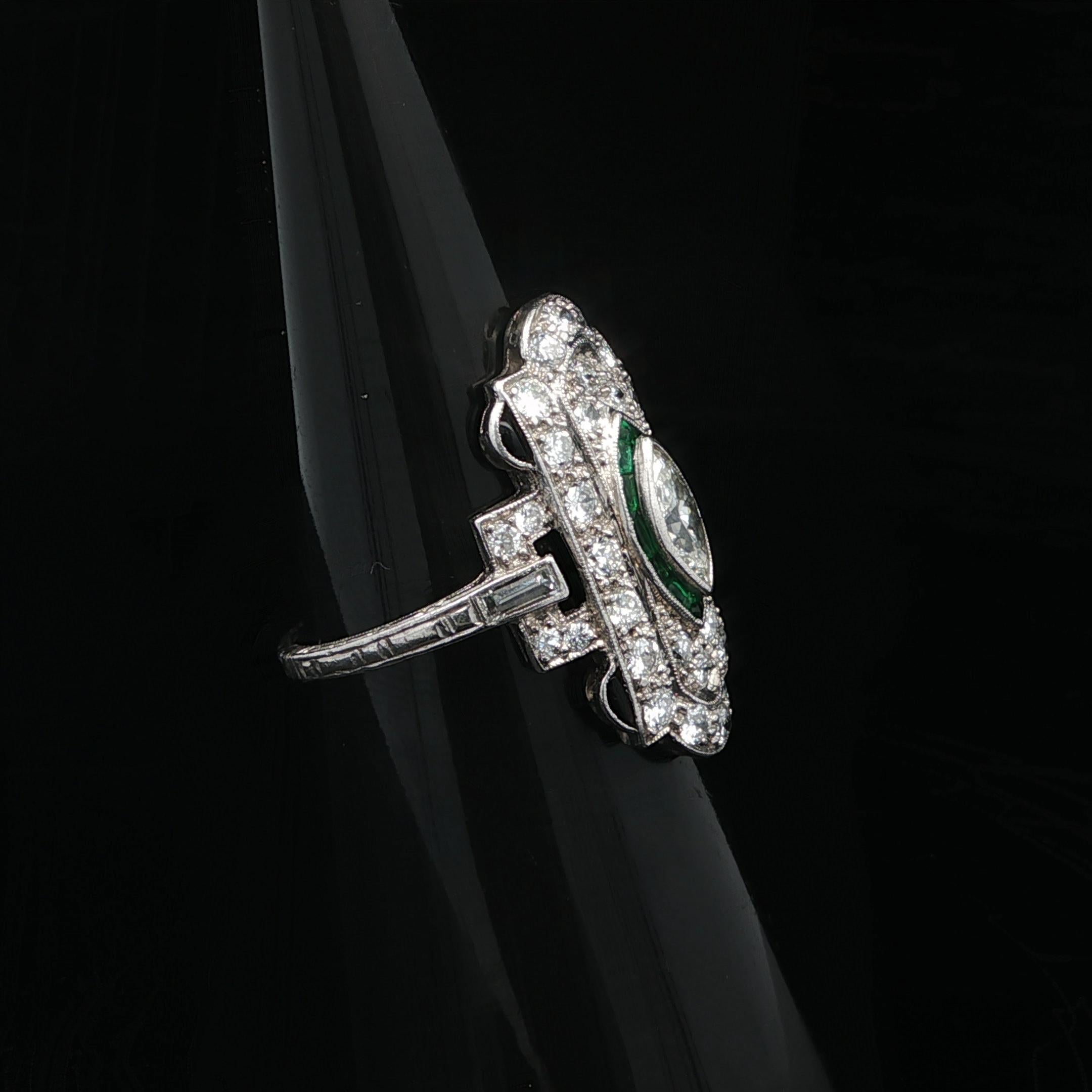 Taglio antico europeo Anello da cena a scudo in platino Art Deco con diamante da 1,25 carati e pietre verdi, unico nel suo genere in vendita