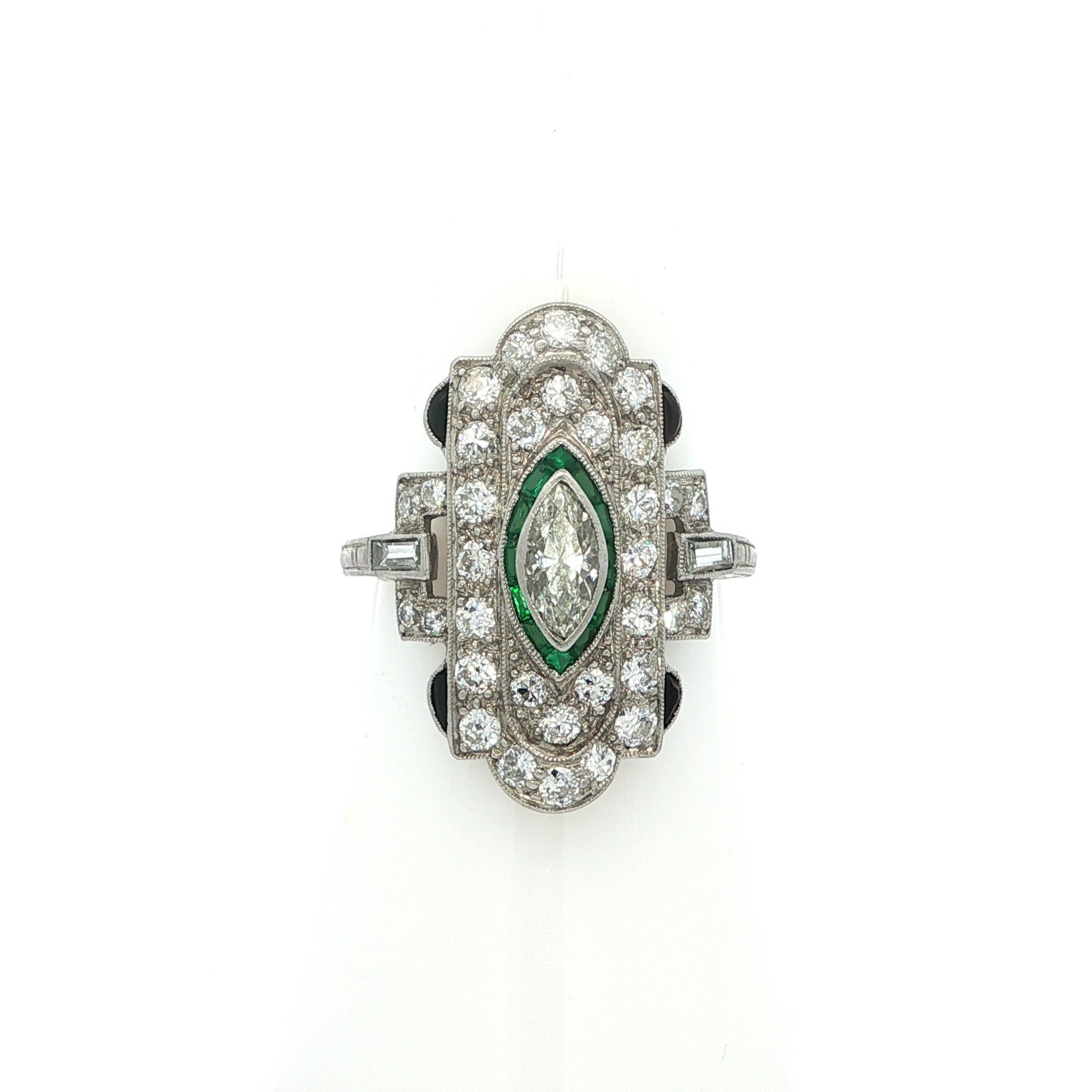 Anello da cena a scudo in platino Art Deco con diamante da 1,25 carati e pietre verdi, unico nel suo genere In condizioni ottime in vendita a Montclair, NJ