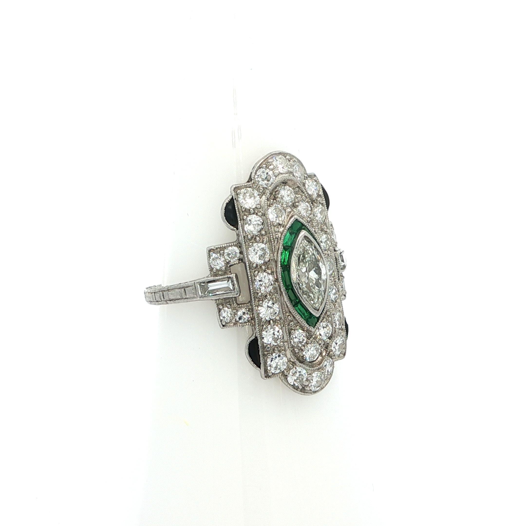 Donna Anello da cena a scudo in platino Art Deco con diamante da 1,25 carati e pietre verdi, unico nel suo genere in vendita