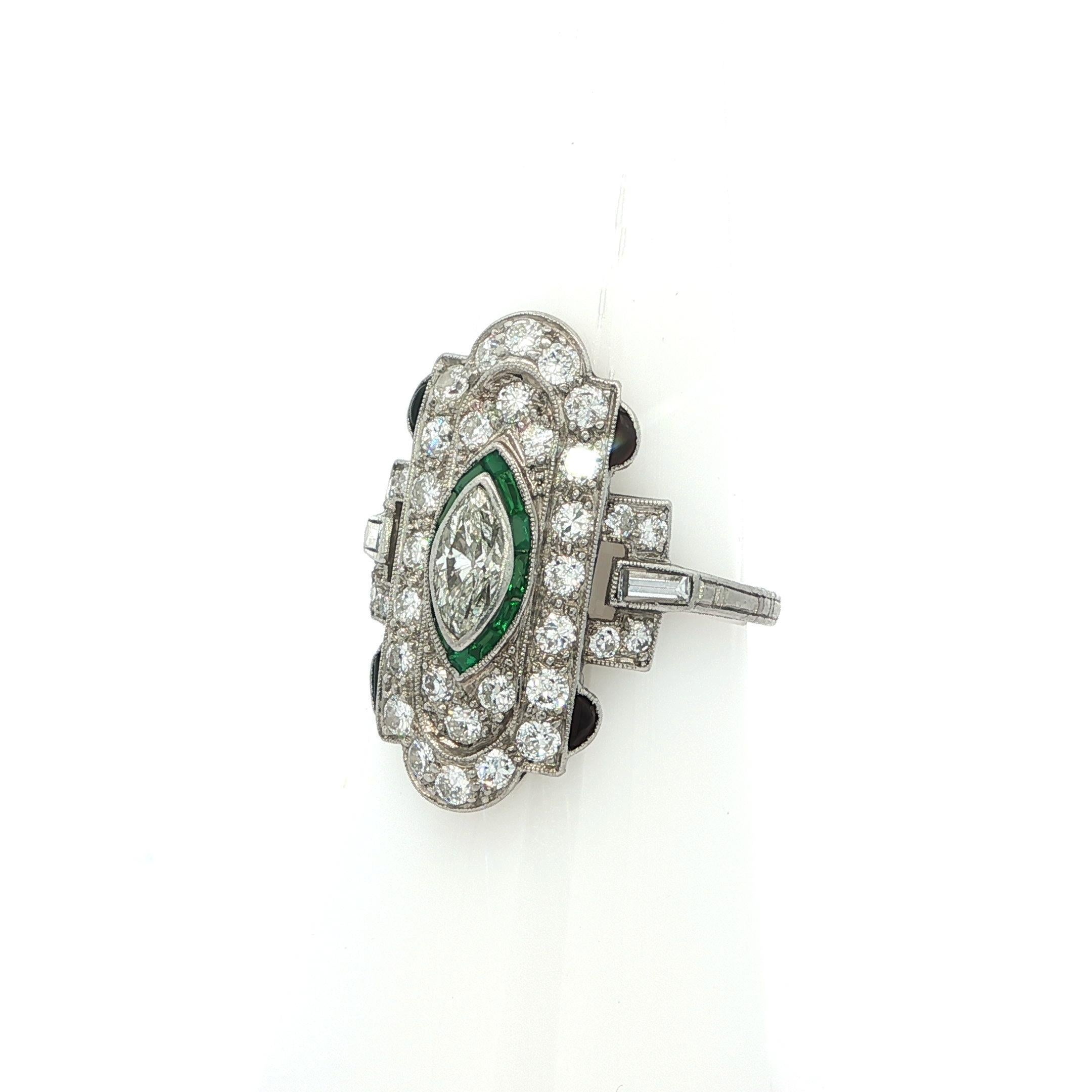 Anello da cena a scudo in platino Art Deco con diamante da 1,25 carati e pietre verdi, unico nel suo genere in vendita 1