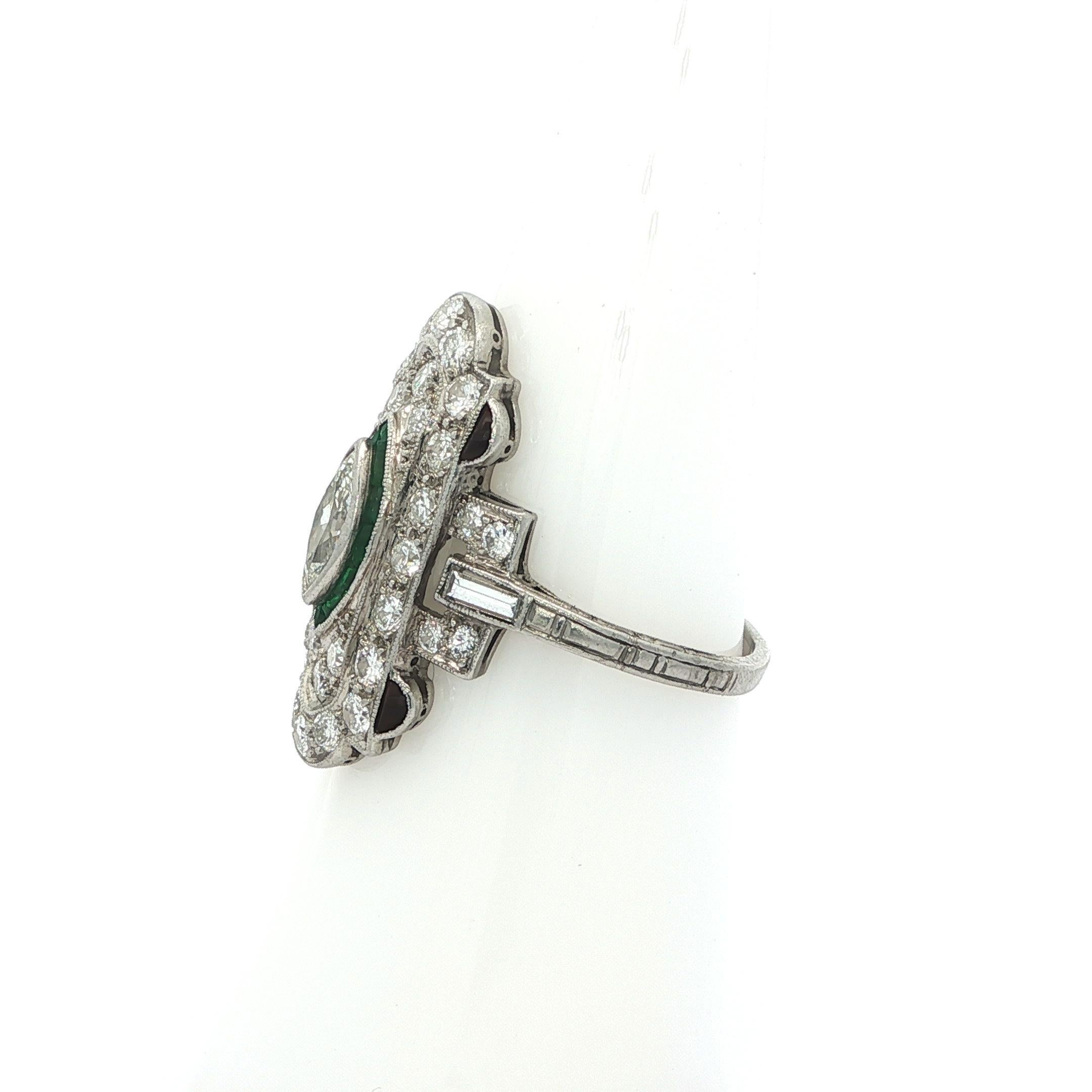 Anello da cena a scudo in platino Art Deco con diamante da 1,25 carati e pietre verdi, unico nel suo genere in vendita 2
