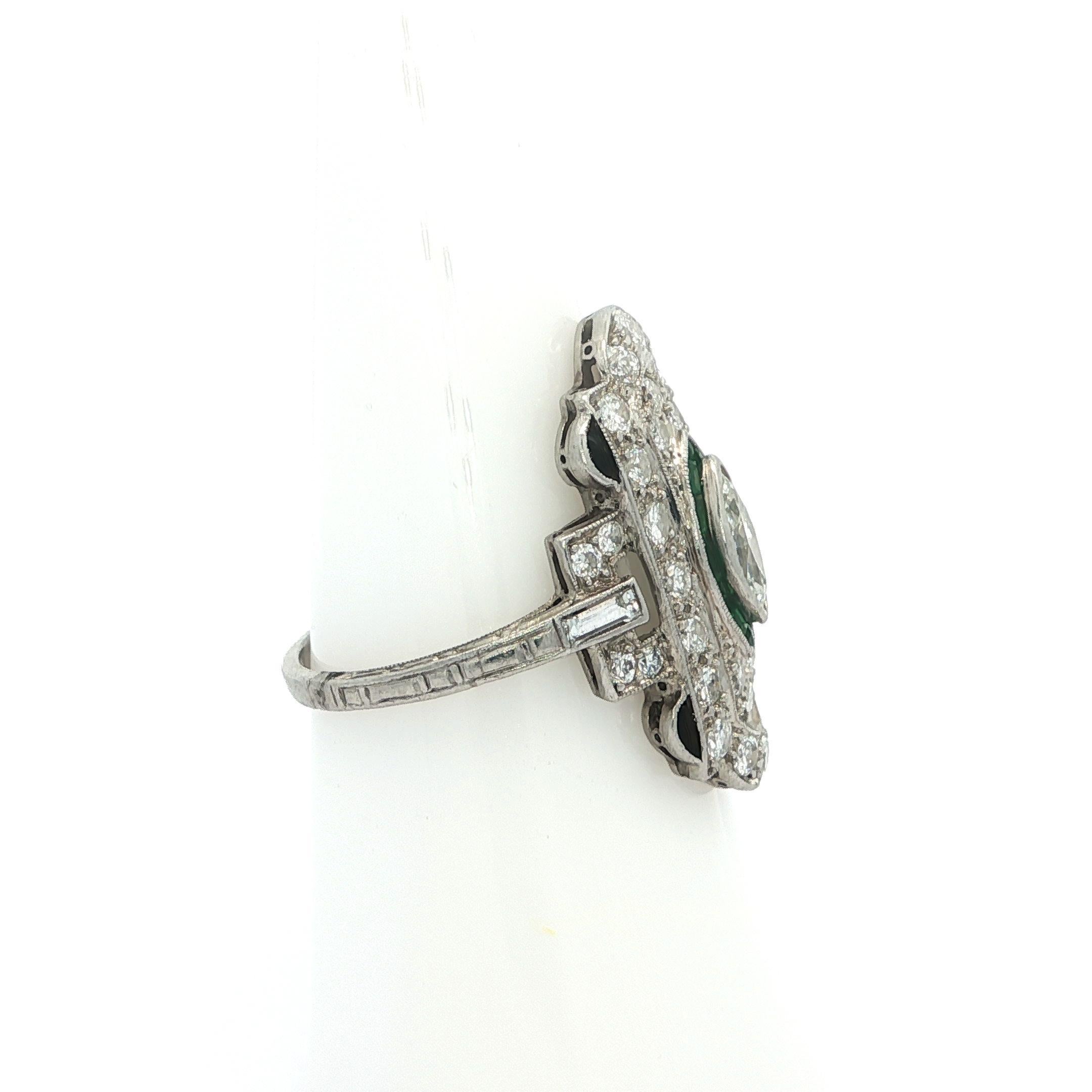 Anello da cena a scudo in platino Art Deco con diamante da 1,25 carati e pietre verdi, unico nel suo genere in vendita 3