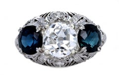 Art Deco Platin 1,47 Karat Diamant-Ring mit drei Steinen und Saphiren