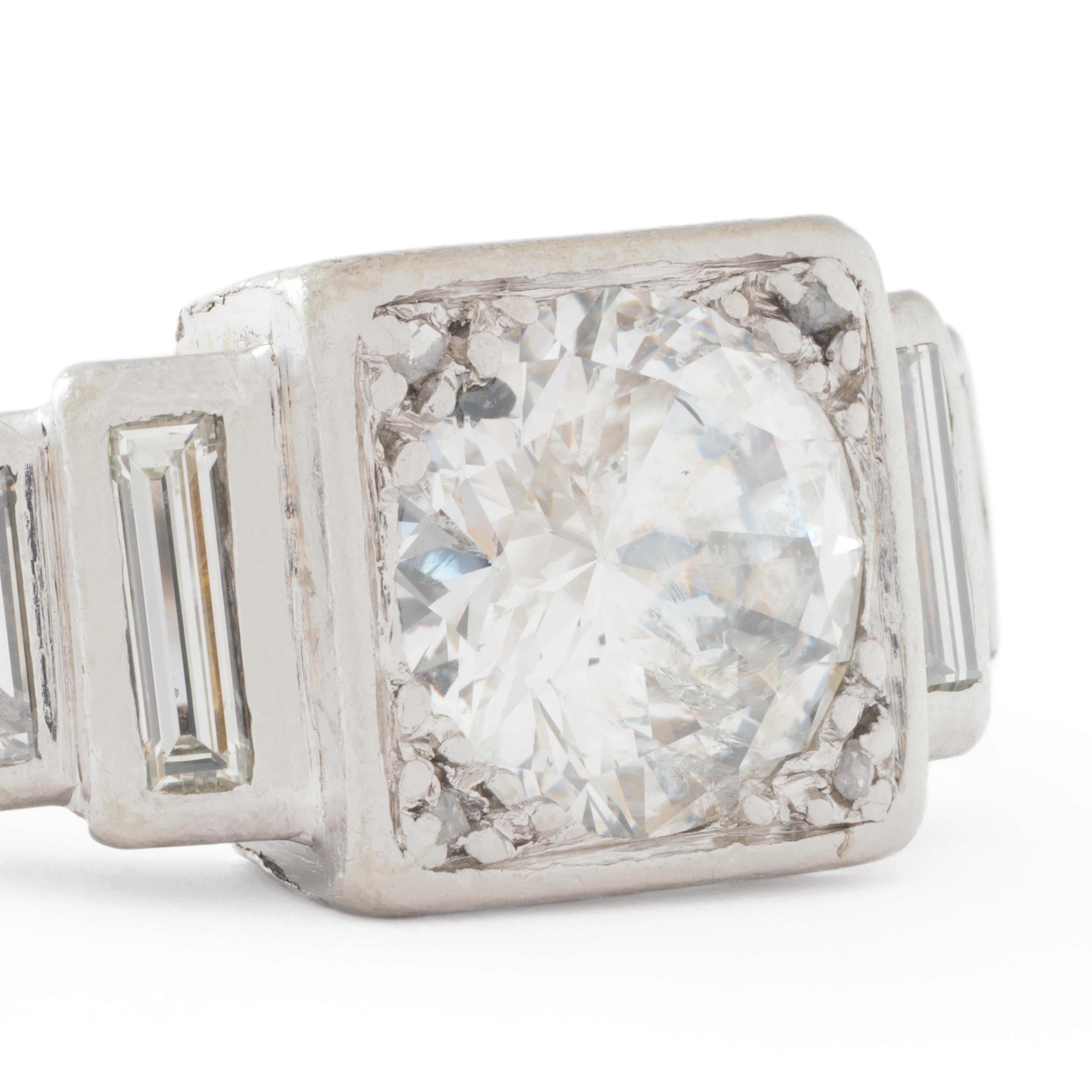 Bague de fiançailles Art Déco en platine 1,55 carat taille européenne ancienne Bon état - En vente à New York, NY
