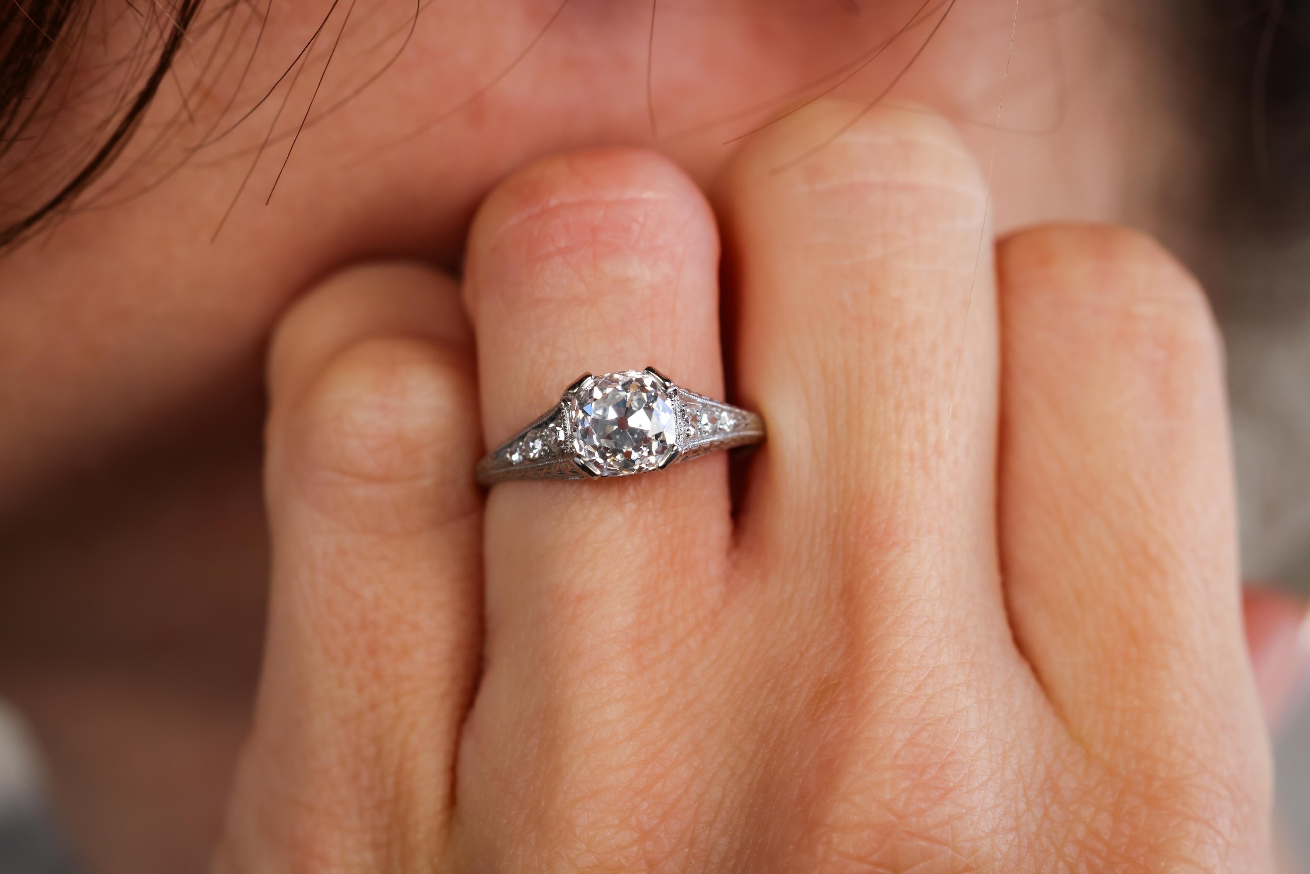 Certificato: GIA
A. Stone: Diamante
Taglio: Vecchia miniera 
Peso: 1,58 carati
Colore: F
Chiarezza: SI
Accent Stone: 6 diamanti
Taglio: Singolo 
Peso: Circa 0,18 carati
Colore: F 
Chiarezza: VS
Metallo: Platino
Epoca: Art Déco
Circa: anni '20
Marchi