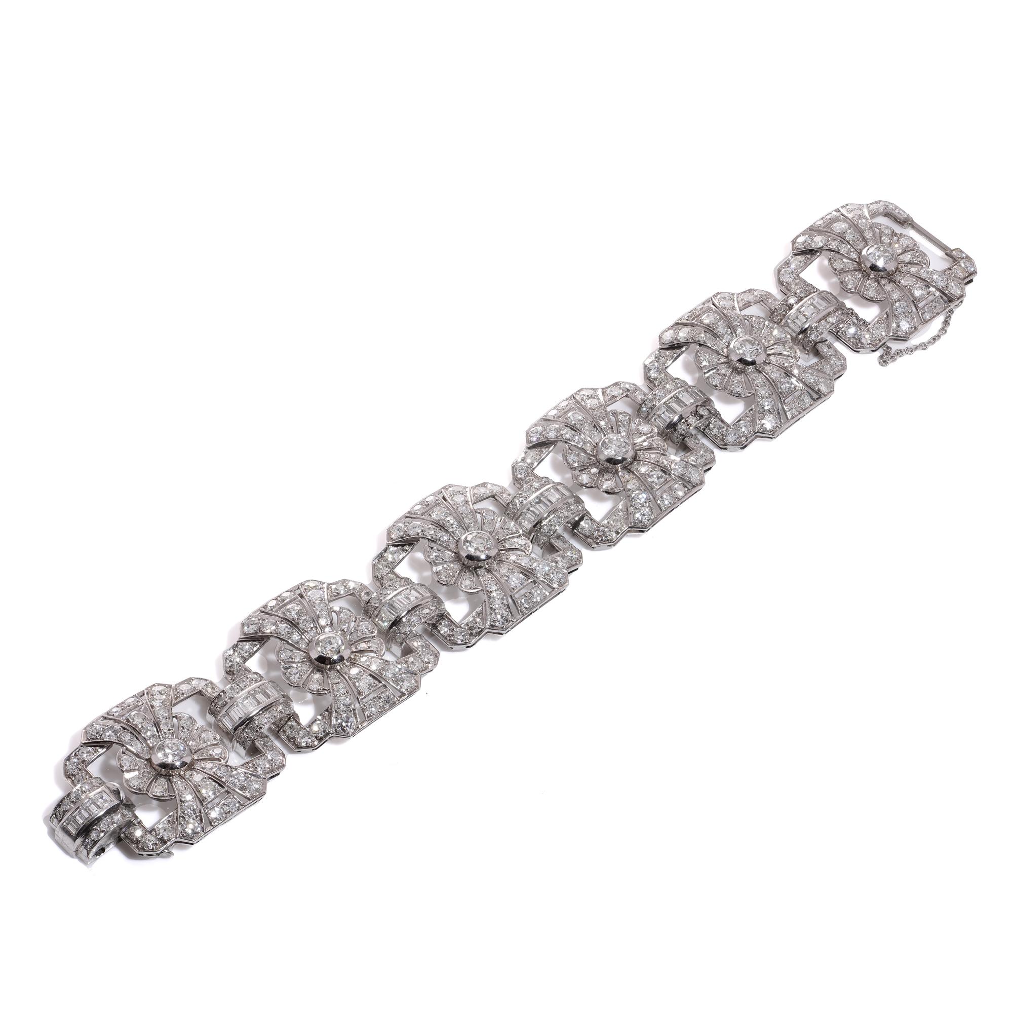 Art Deco platinum 17.80 carats of diamonds floral design link bracelet In Good Condition For Sale In Braintree, GB