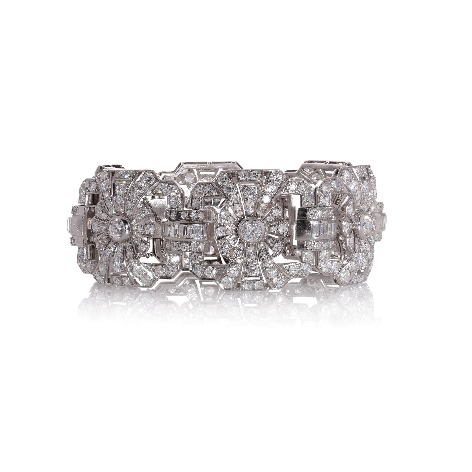 Art Deco platinum 17.80 carats of diamonds floral design link bracelet For Sale 4