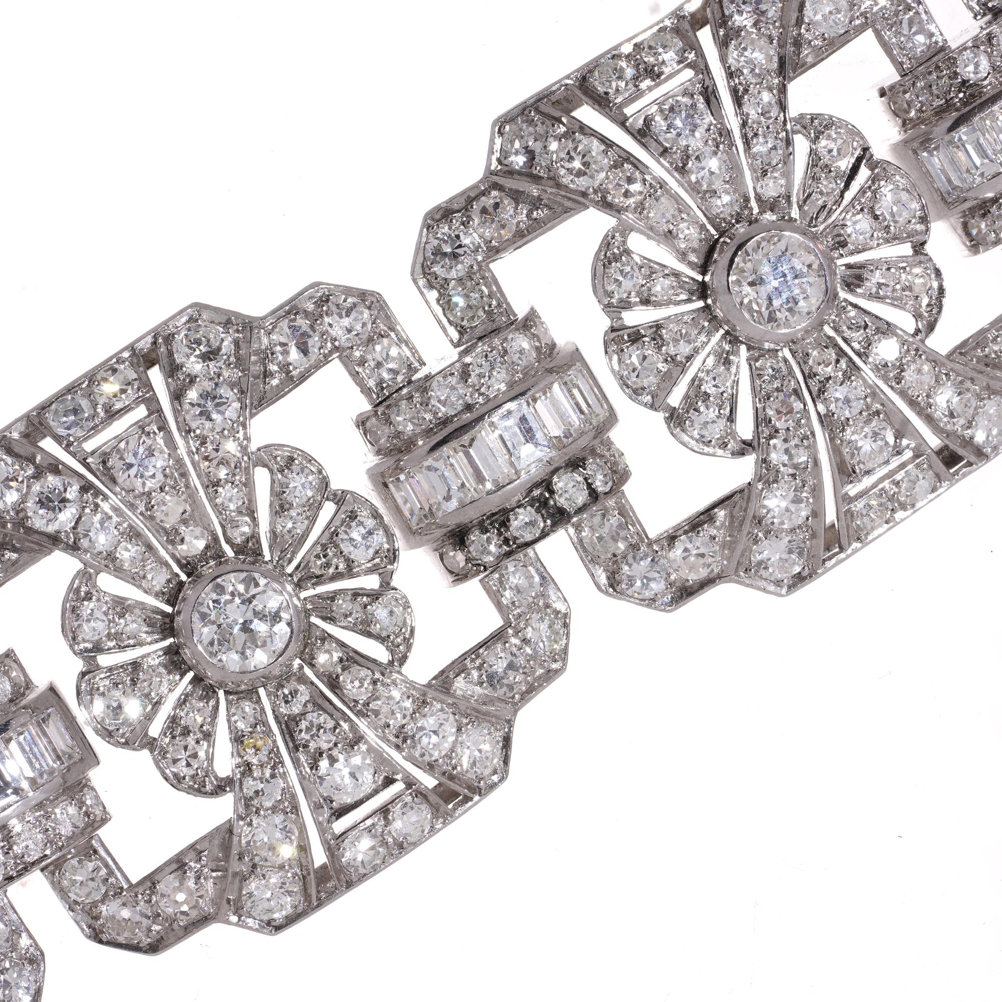 Art Deco platinum 17.80 carats of diamonds floral design link bracelet For Sale 1