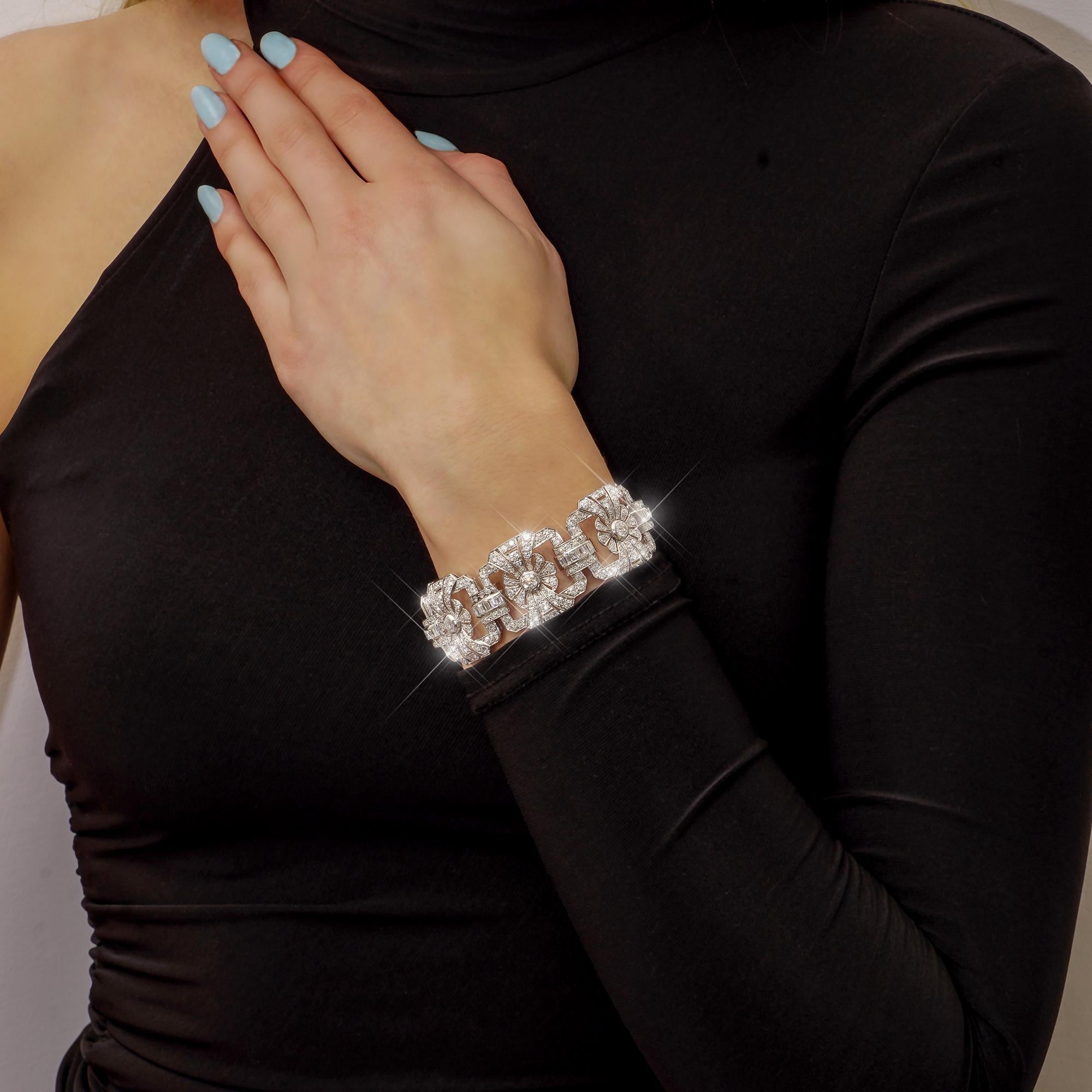 Entrez dans le monde somptueux de l'élégance Art déco avec notre superbe bracelet à maillons en platine à motif floral, orné d'un impressionnant diamant de 17,80 carats. Cette pièce exquise présente une combinaison captivante de diamants vieux