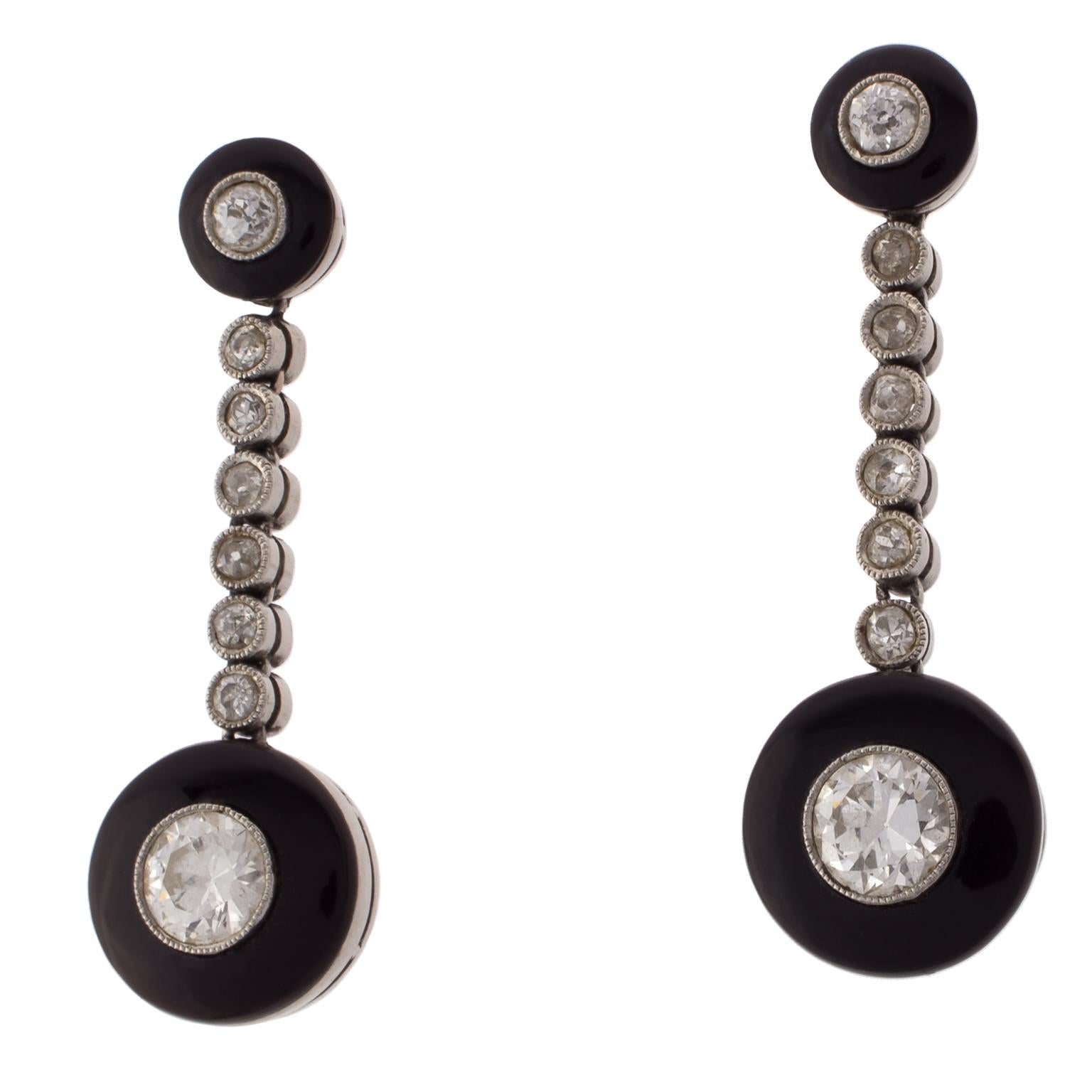 Art Deco dangle earrings from the first half of the 20th century, in platinum, gold and onyx. Set with a total of 1.65 carats in diamonds. The two bottom old european cut diamonds of 0.55 carats each, I-J color and SI clarity.
Length 37 mm (1.46
