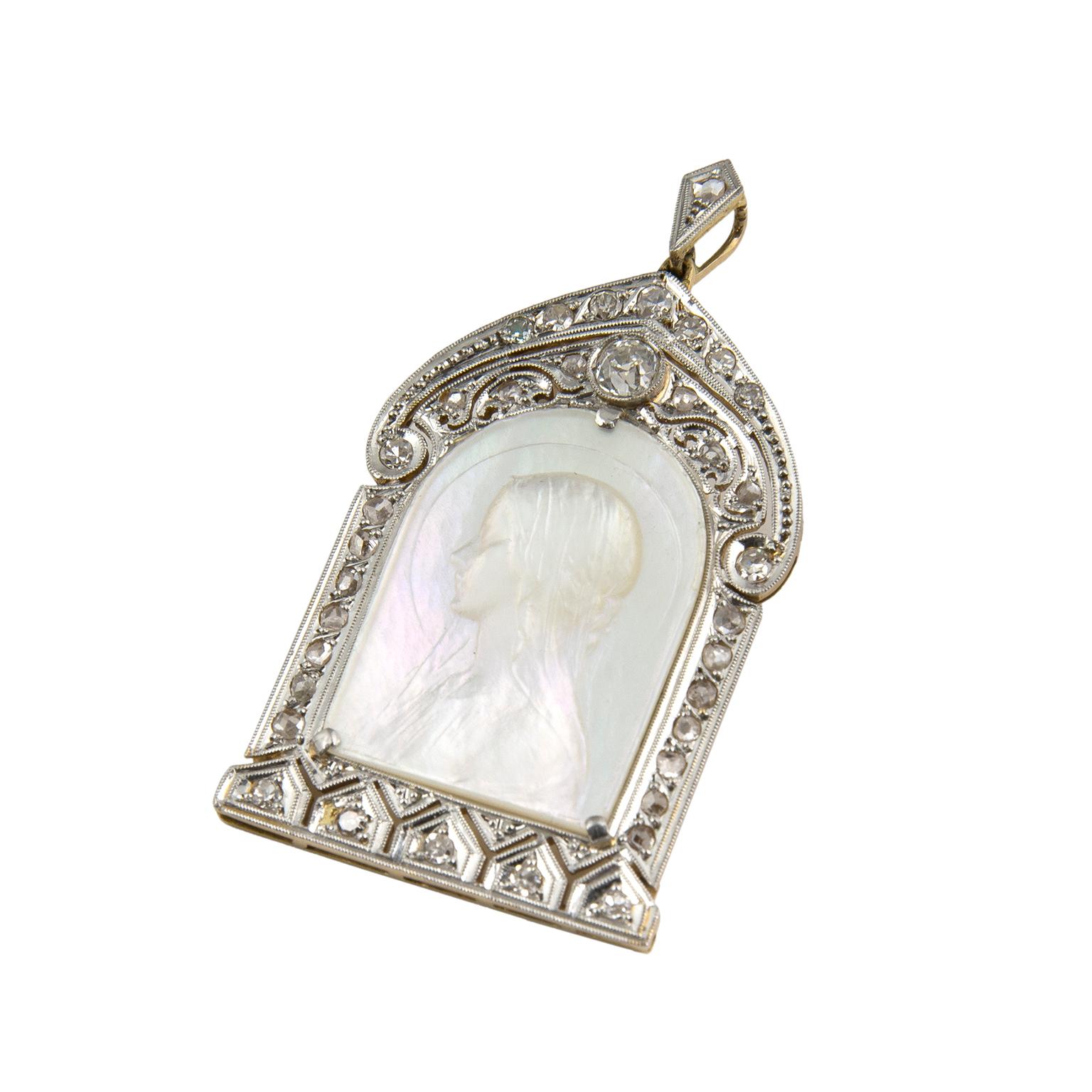 Art Deco Madonna pendant in platinum-topped 18 Karat gold, with 0.30 carats in diamonds and mother-of-pearl.
Dimensions: 4.7 x 4.1 cm (1.85 x 1.61 in)
