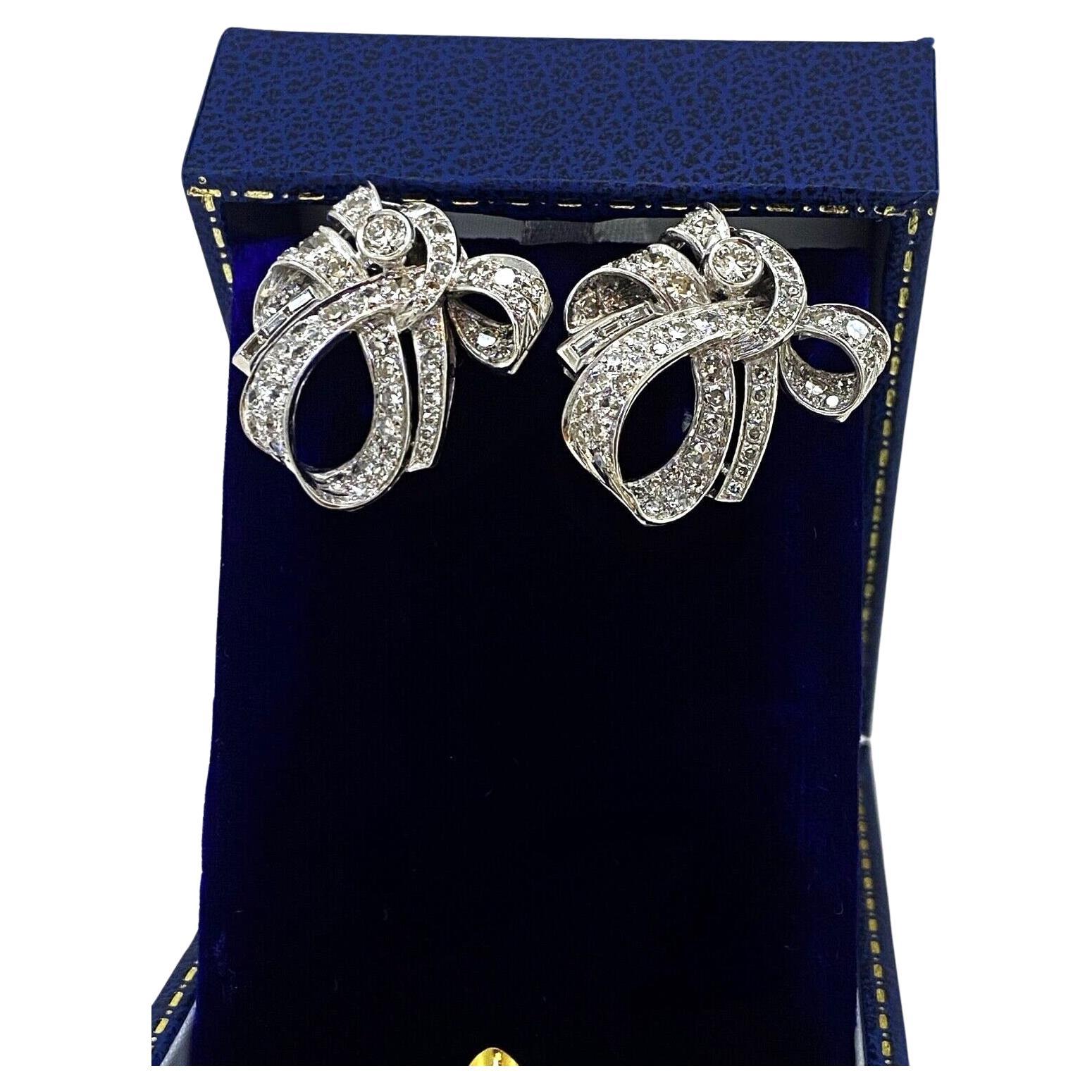 Dieses exquisite Paar Art-Deco-Ohrringe 
ist von europäischer Herkunft, 
die bis in die 1930er Jahre zurückreichen, 
mit dem begehrten prächtigen Schleifenmotiv - 
die erstmals in Schmuck erschienen ist 
im XVII. Jahrhundert am französischen