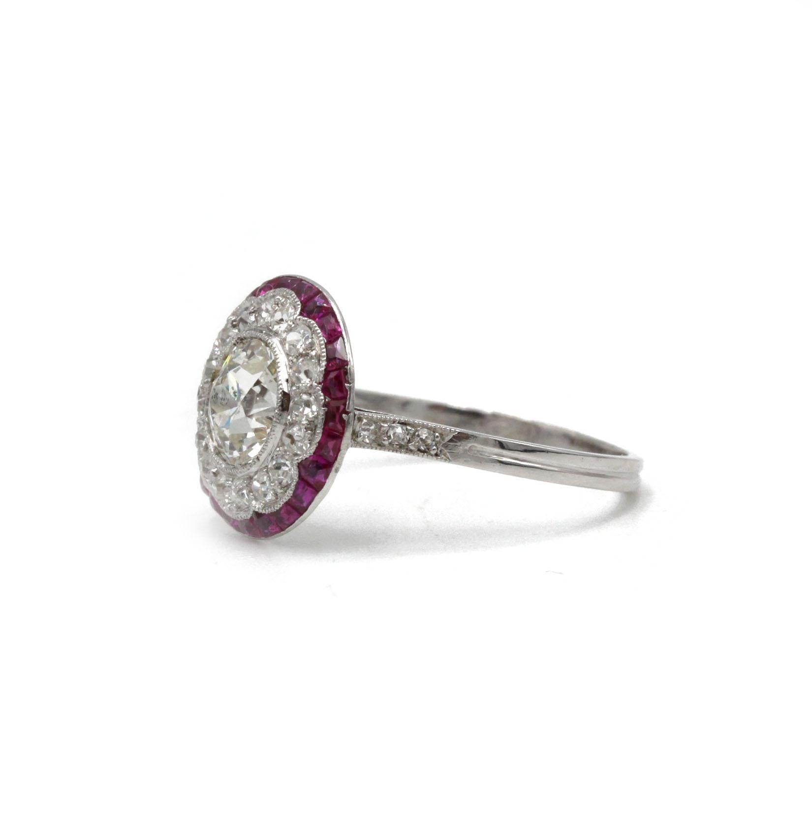 Art Déco Anello Art-Deco in platino e oro 18 carati, rubini e diamanti taglio antico Target Ring in vendita