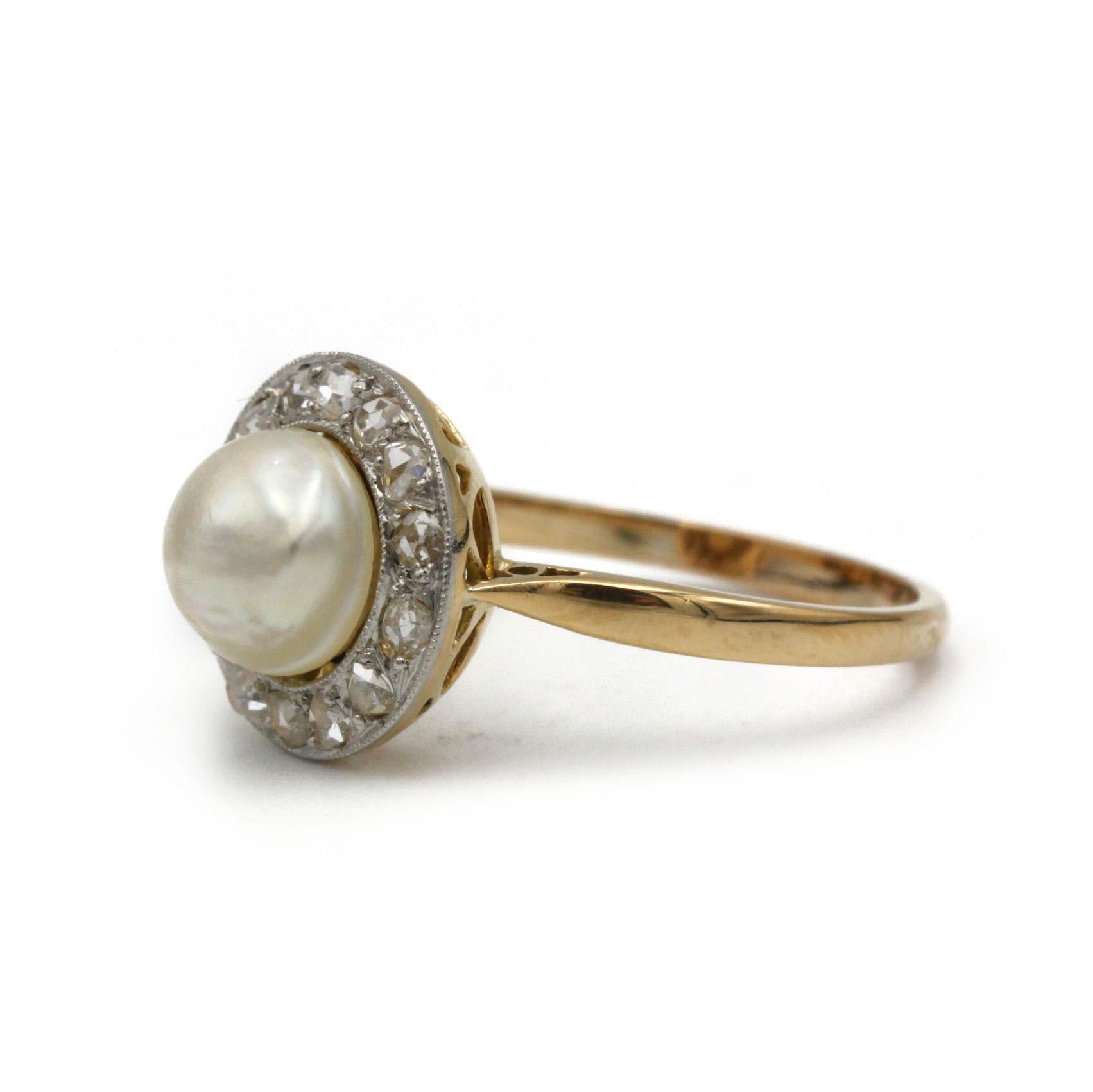 Channel the refined glamour of the 1920s with this exceptional Art Deco cocktail ring, crafted in warm 18K yellow gold and platinum 950‰. At its center sits a lustrous natural pearl, framed by a brilliant halo of 14 rose-cut diamonds that shimmer