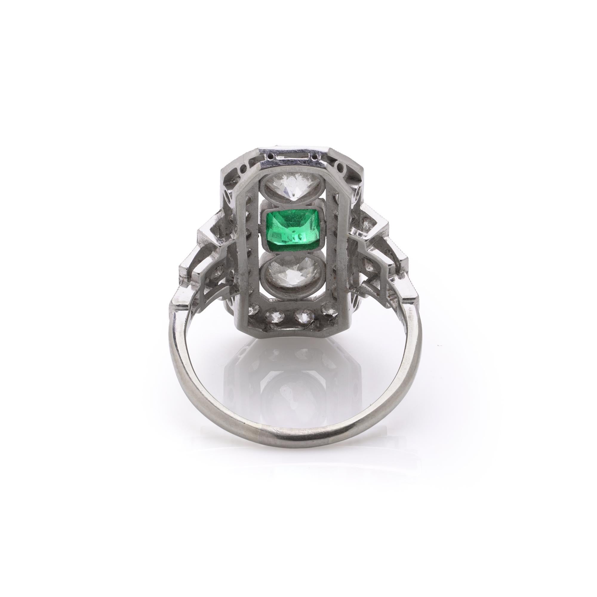 Taille vieille Europe Bague Art Déco en platine et or 18kt avec émeraude de Colombie et diamants de taille ancienne en vente