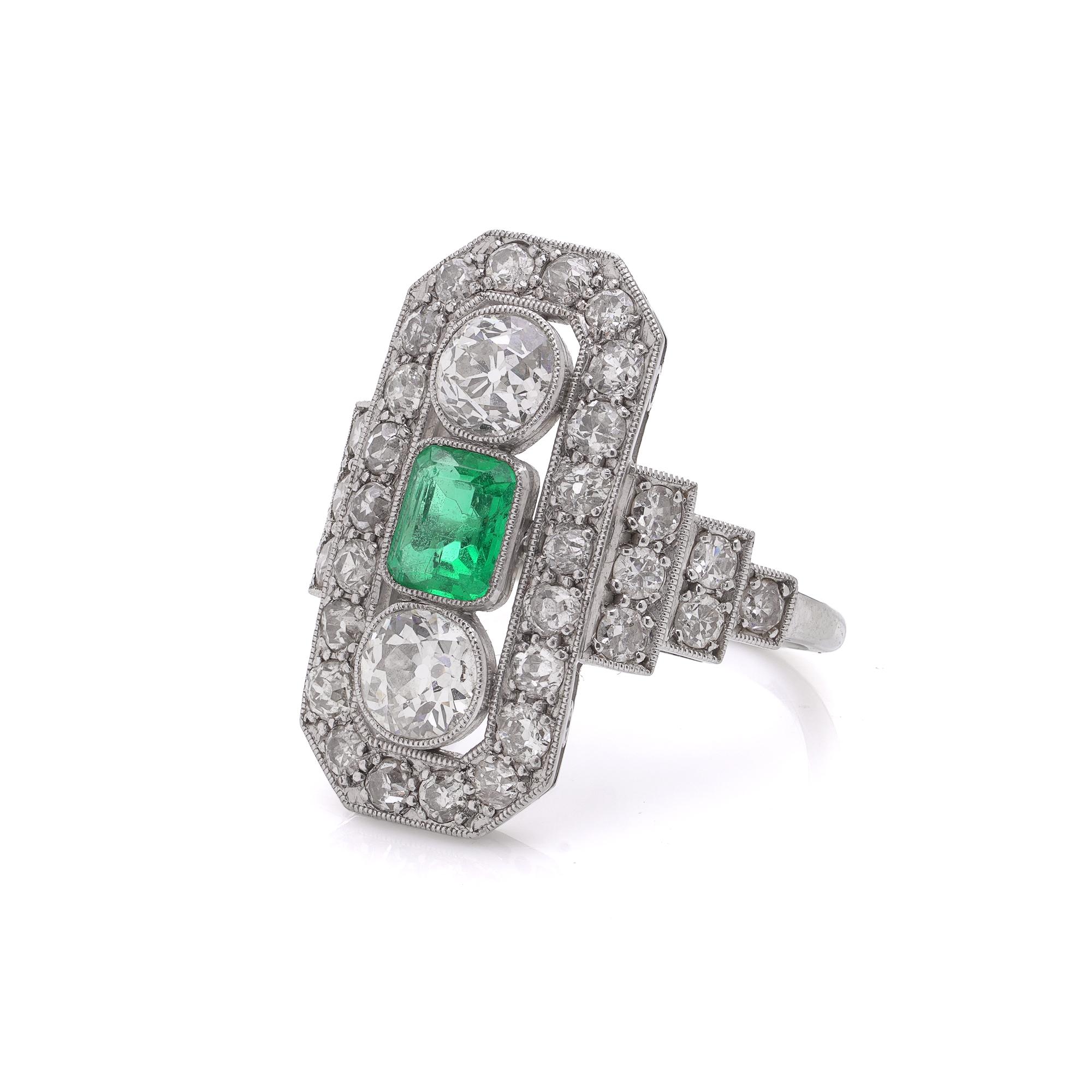Bague Art Déco en platine et or 18kt avec émeraude de Colombie et diamants de taille ancienne Bon état - En vente à Braintree, GB