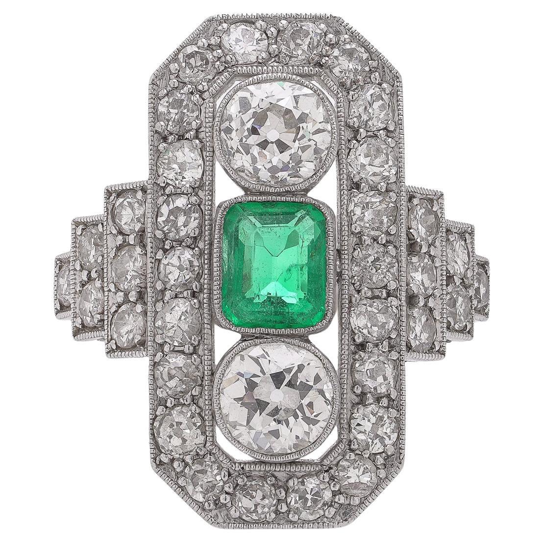 Bague Art Déco en platine et or 18kt avec émeraude de Colombie et diamants de taille ancienne en vente