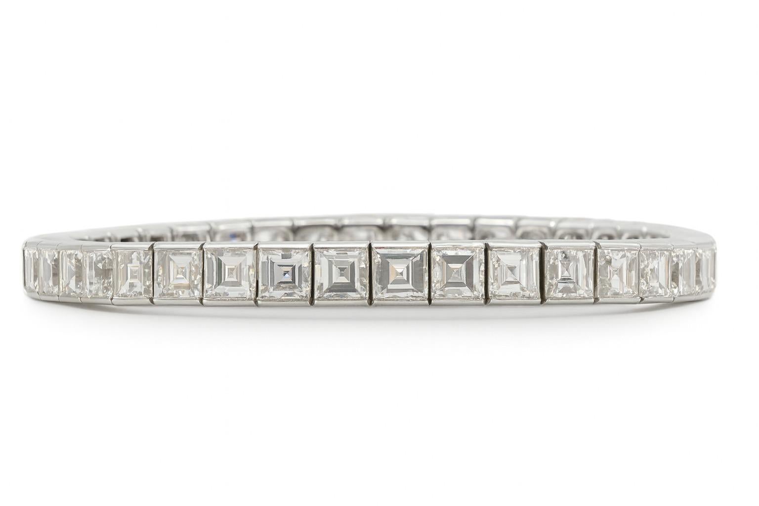 Cet exceptionnel bracelet Art déco en platine et diamants est une rare pièce de succession datant des années 1920. Méticuleusement réalisé en platine, le bracelet présente un agencement saisissant de quarante-huit diamants, mettant en valeur la