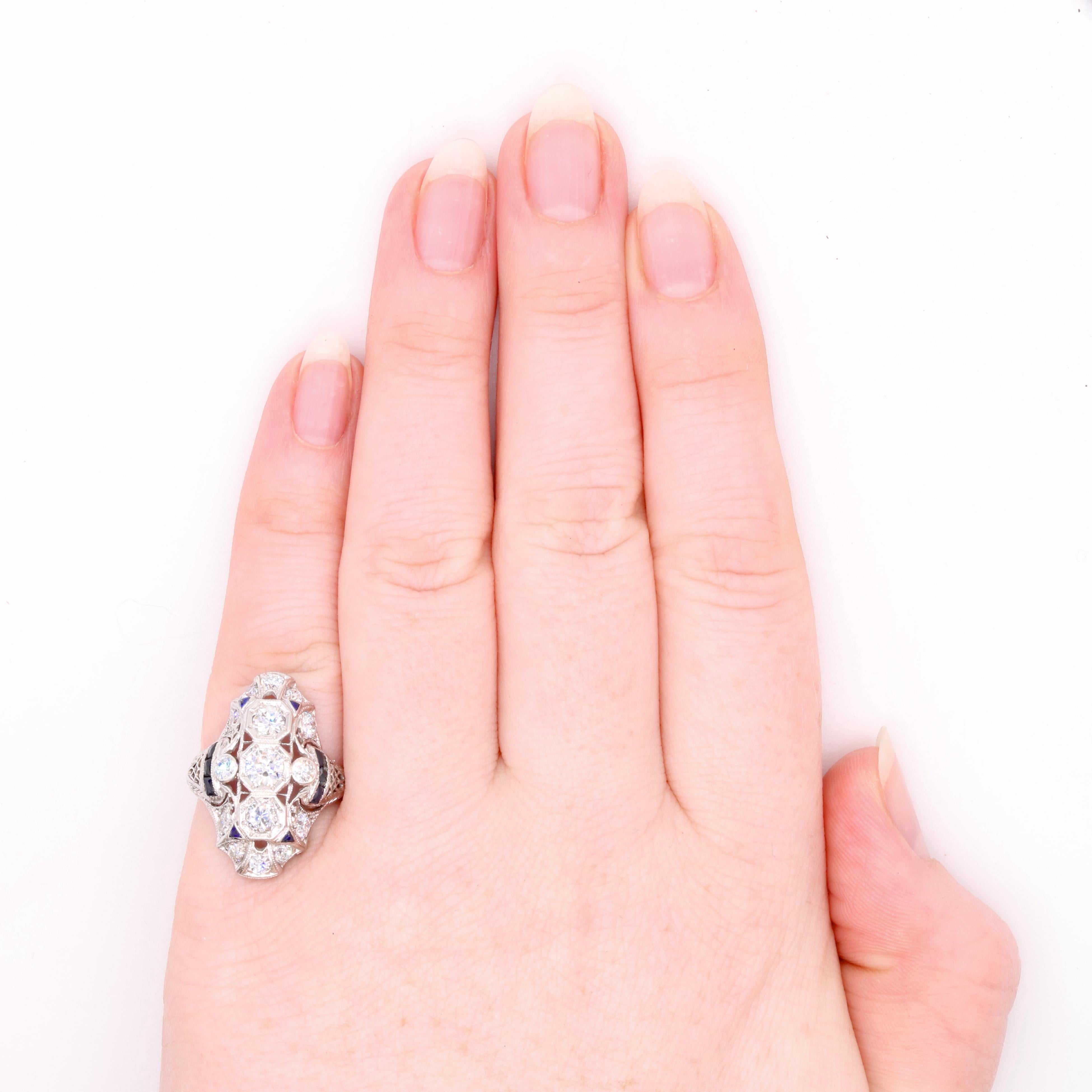 Ein Art-Deco-Ring aus Diamanten, Saphiren und Platin, bestehend aus fünfzehn Diamanten im Übergangs- und alten europäischen Schliff und zehn Saphiren im Kaliberschliff in Platin. 

Was mir an diesem Art-Deco-Ring aus Platin mit Diamanten und