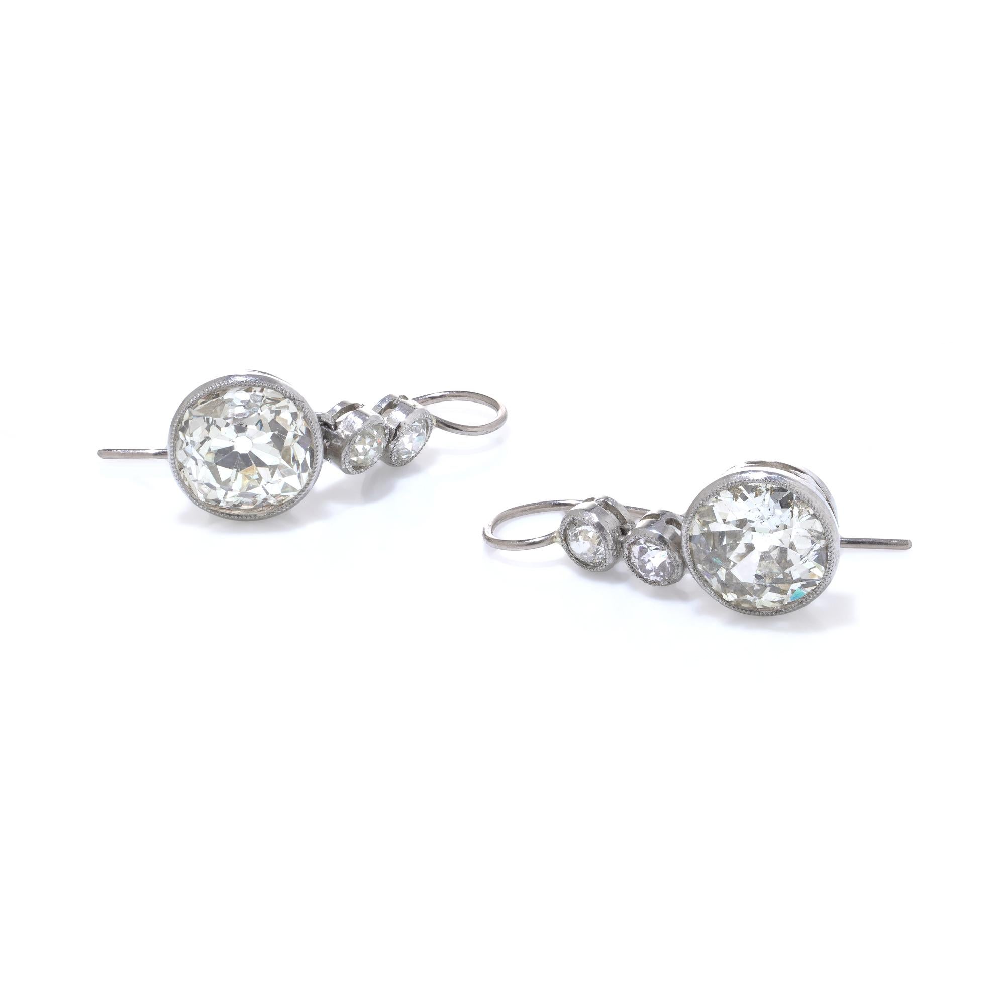 Art Deco Platin 2,9ct Diamant Ohrringe (Alteuropäischer Schliff) im Angebot