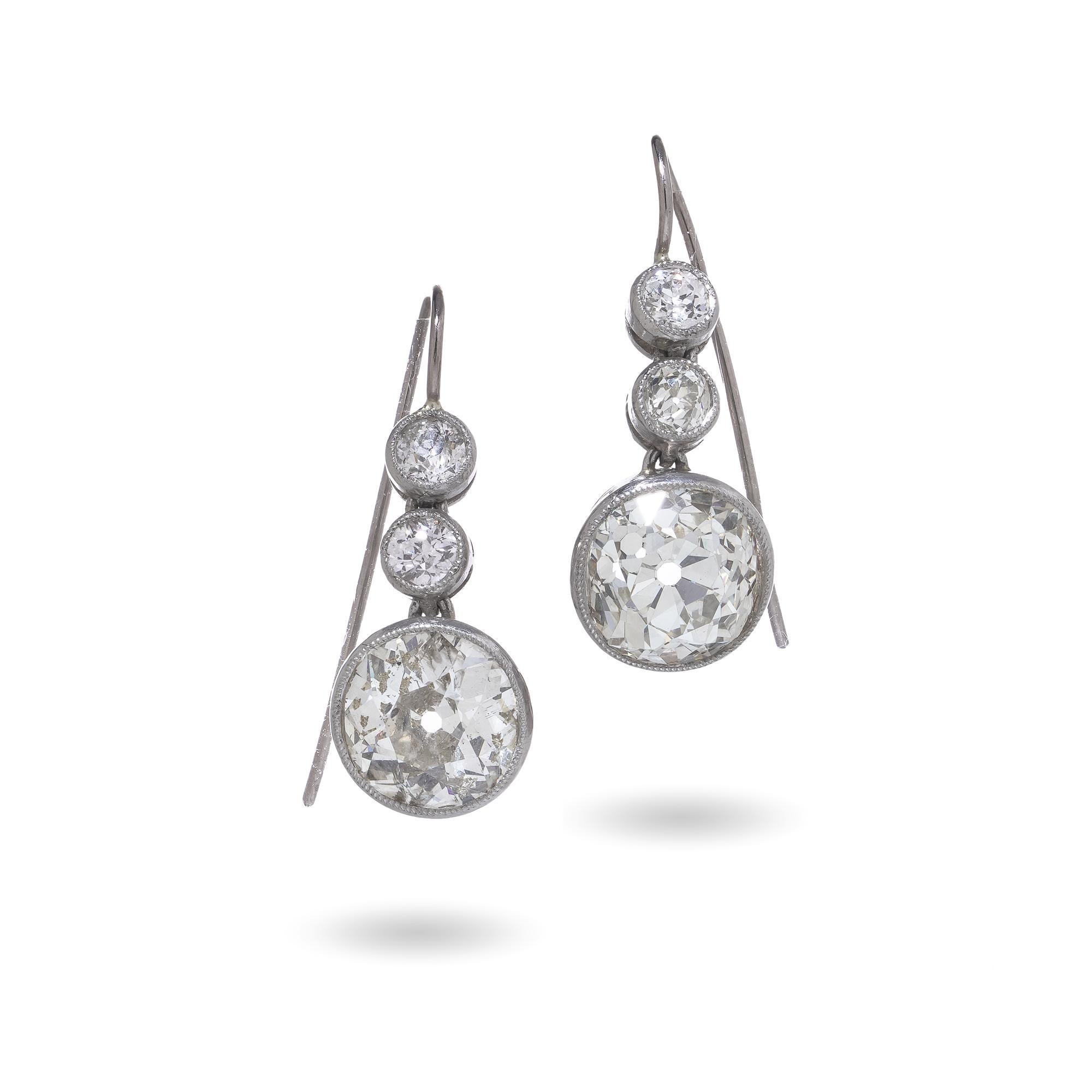 Art Deco Platin 2,9ct Diamant Ohrringe Damen im Angebot