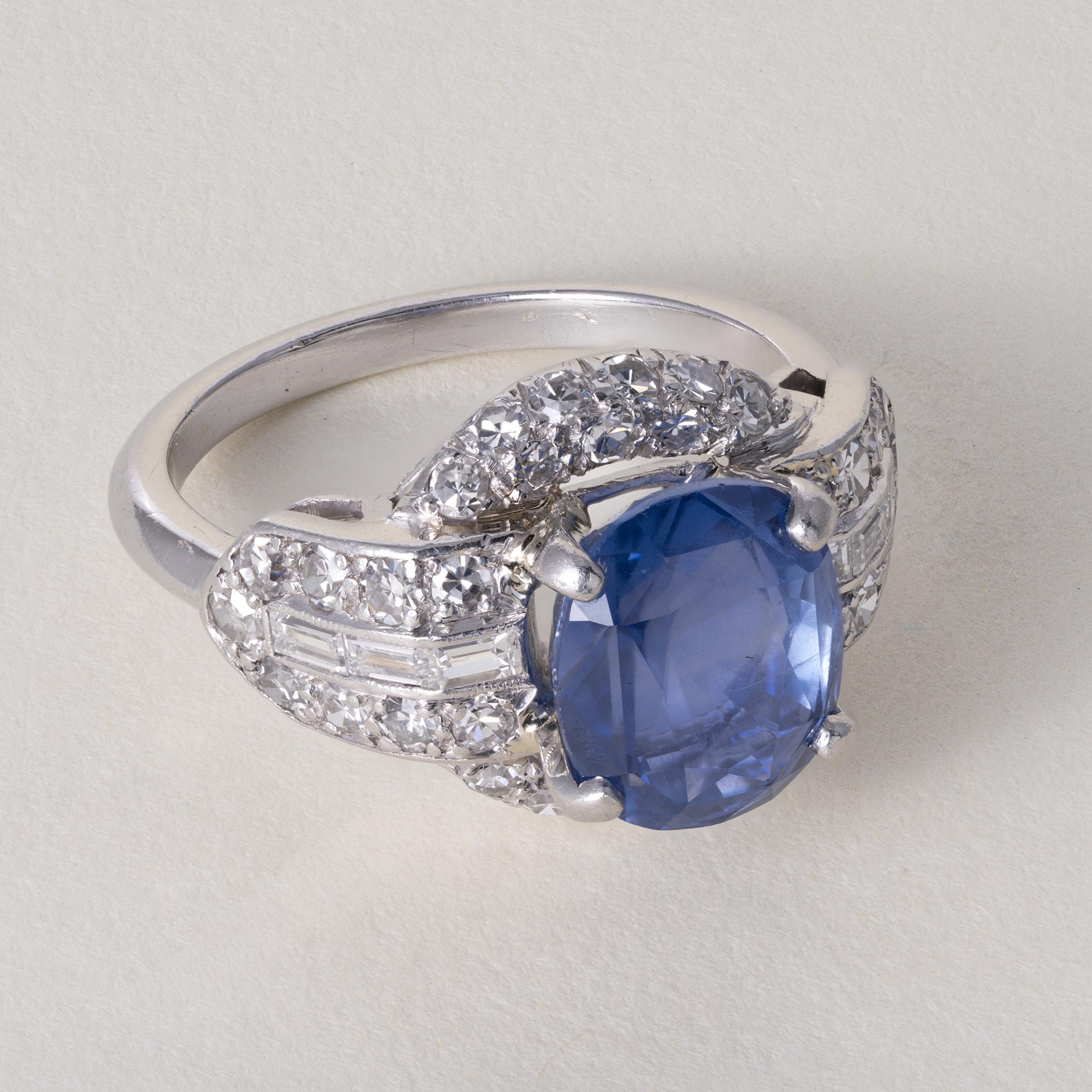 Anillo Art Déco de Zafiro y Diamantes en Platino
Alrededor de 1920

Este exquisito anillo Art Decó exhibe un zafiro azul sin calentar de 3,00 quilates de profundidad y claridad excepcionales, certificado por el GIA. El zafiro de talla ovalada,
