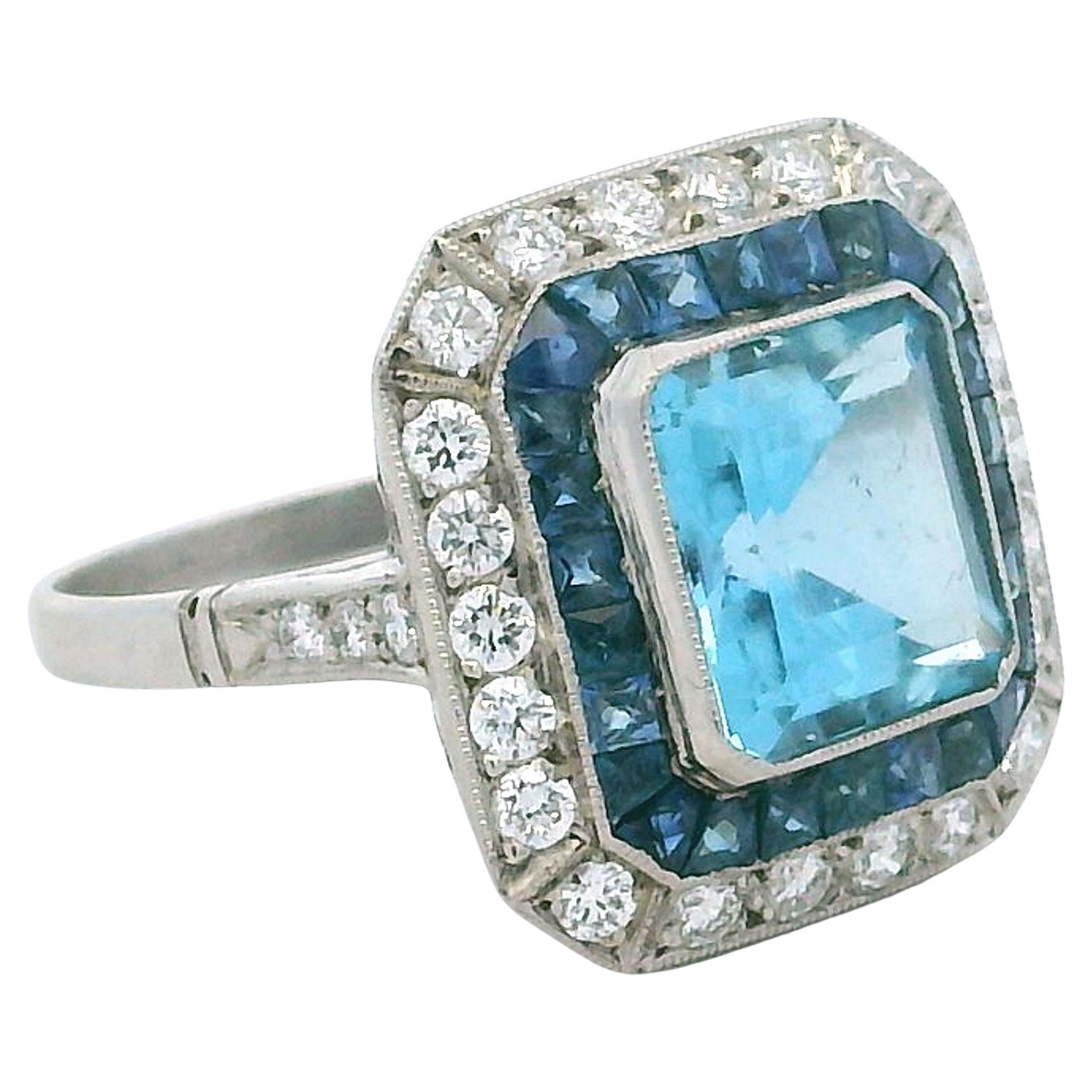 Anello aureola in platino Art Deco con acquamarina, diamante e zaffiro taglio calibro da 5,00 carati