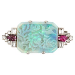 Art-Deco-Brosche aus Platin mit 7::30 Karat geschnitztem Opal:: Rubin und Diamant:: um 1920