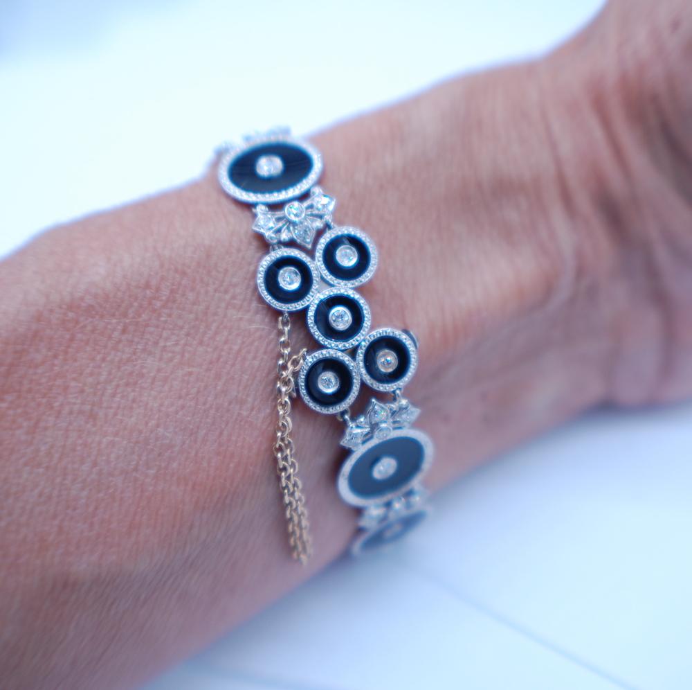 Art Deco Stil Platin & !8 Karat Diamant Schwarz Onyx Armband. Wunderschönes Diamantarmband ist eine großartige Ergänzung für Ihre Garderobe

Die Armbänder bestehen aus 13 runden Onyx-Steinen, die in Platin gefasst sind und auf einer Goldfassung