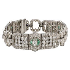 Pulsera Art Decó de Platino con Diamantes y Esmeraldas Naturales de Corte Europeo Antiguo de 8,00 Quilates